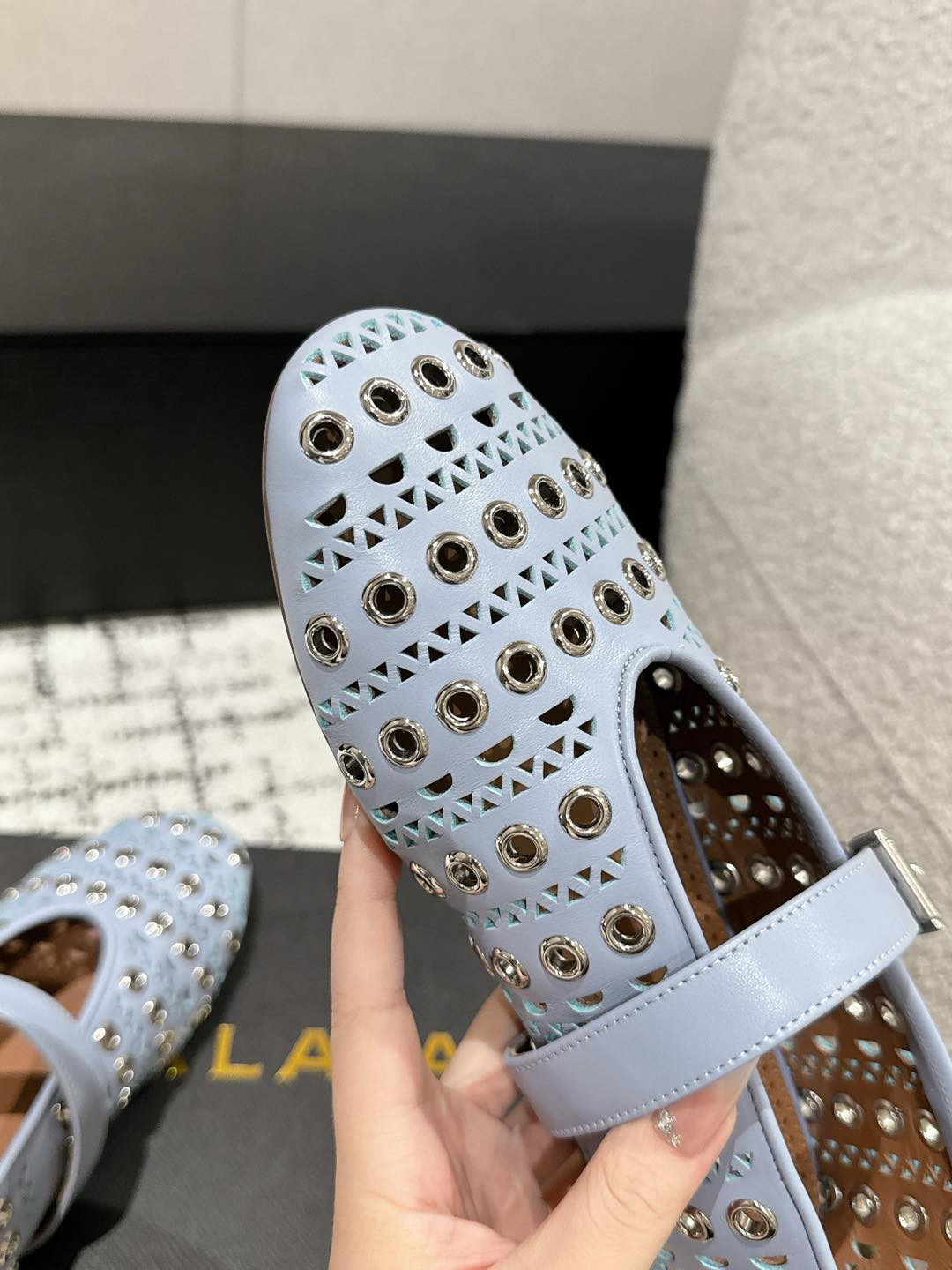 
ALAIA 阿莱亚 春夏 最新 冲孔钉钉单鞋

满满的少女风、既摩登又复古的味道！非常的简约大气 不管