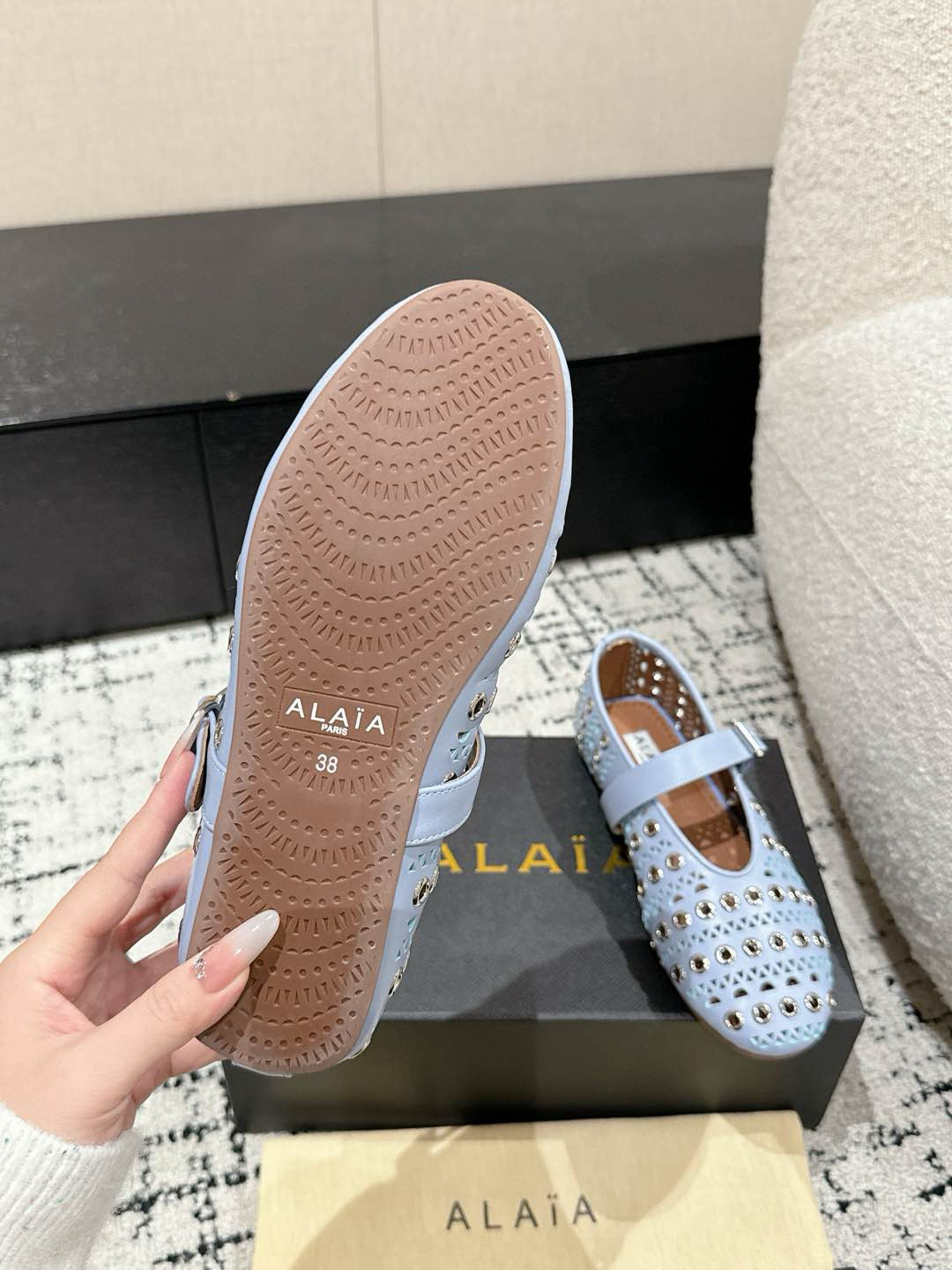 
ALAIA 阿莱亚 春夏 最新 冲孔钉钉单鞋

满满的少女风、既摩登又复古的味道！非常的简约大气 不管