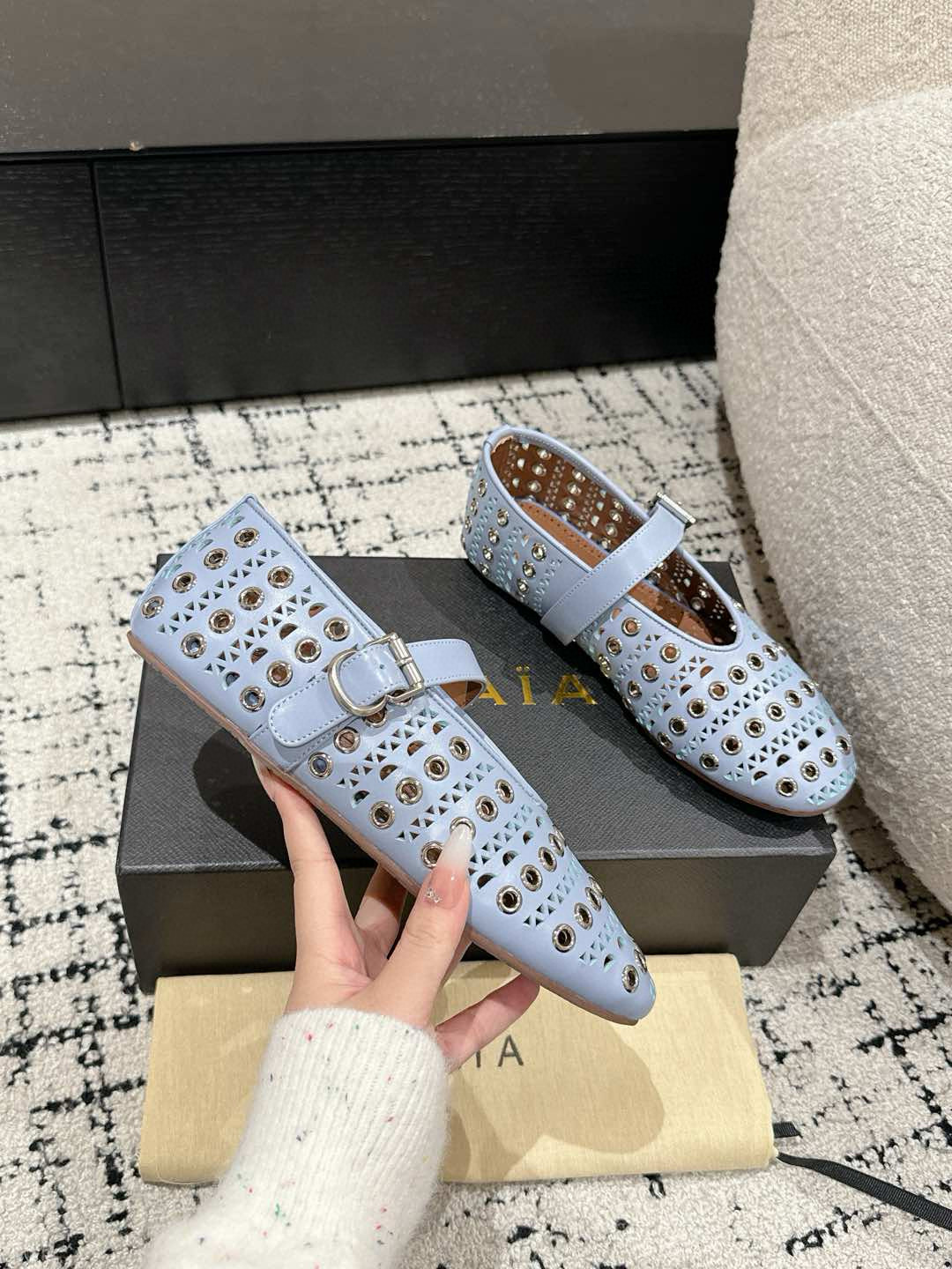 
ALAIA 阿莱亚 春夏 最新 冲孔钉钉单鞋

满满的少女风、既摩登又复古的味道！非常的简约大气 不管