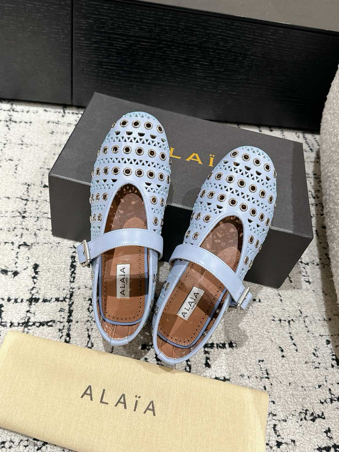 
ALAIA 阿莱亚 春夏 最新 冲孔钉钉单鞋

满满的少女风、既摩登又复古的味道！非常的简约大气 不管