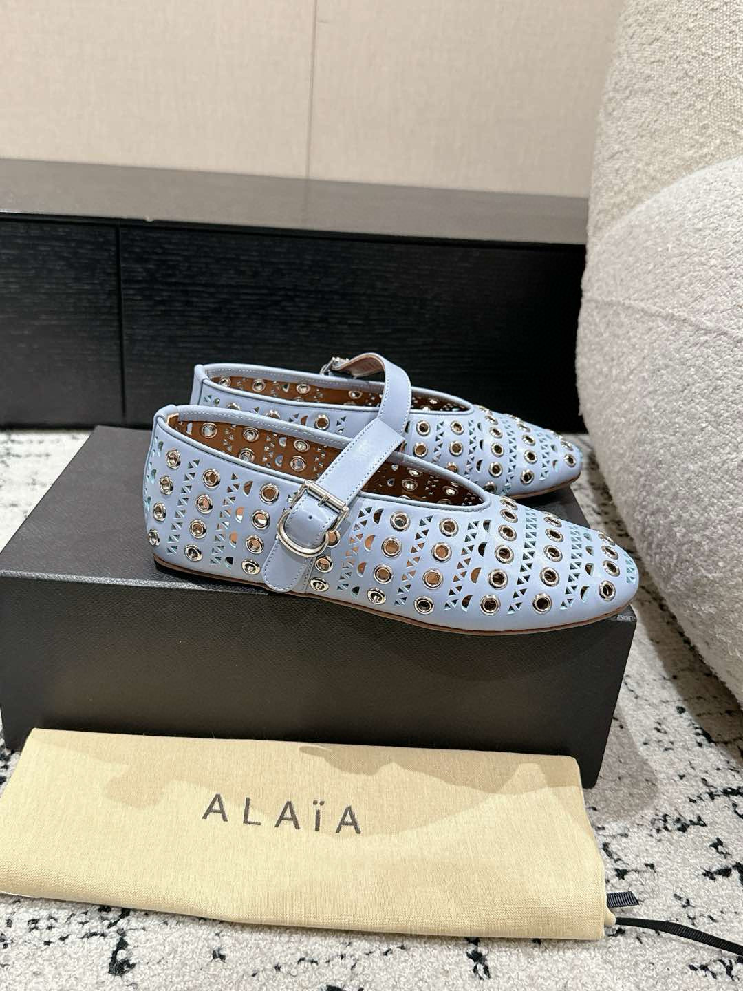 
ALAIA 阿莱亚 春夏 最新 冲孔钉钉单鞋

满满的少女风、既摩登又复古的味道！非常的简约大气 不管
