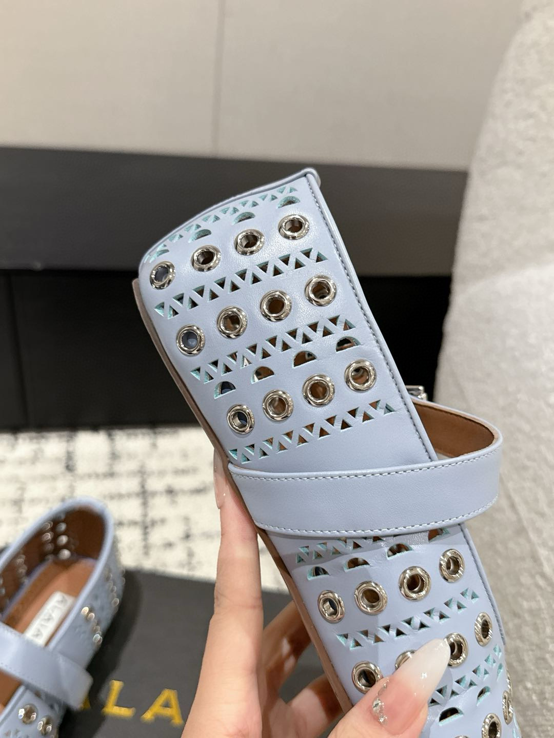
ALAIA 阿莱亚 春夏 最新 冲孔钉钉单鞋

满满的少女风、既摩登又复古的味道！非常的简约大气 不管
