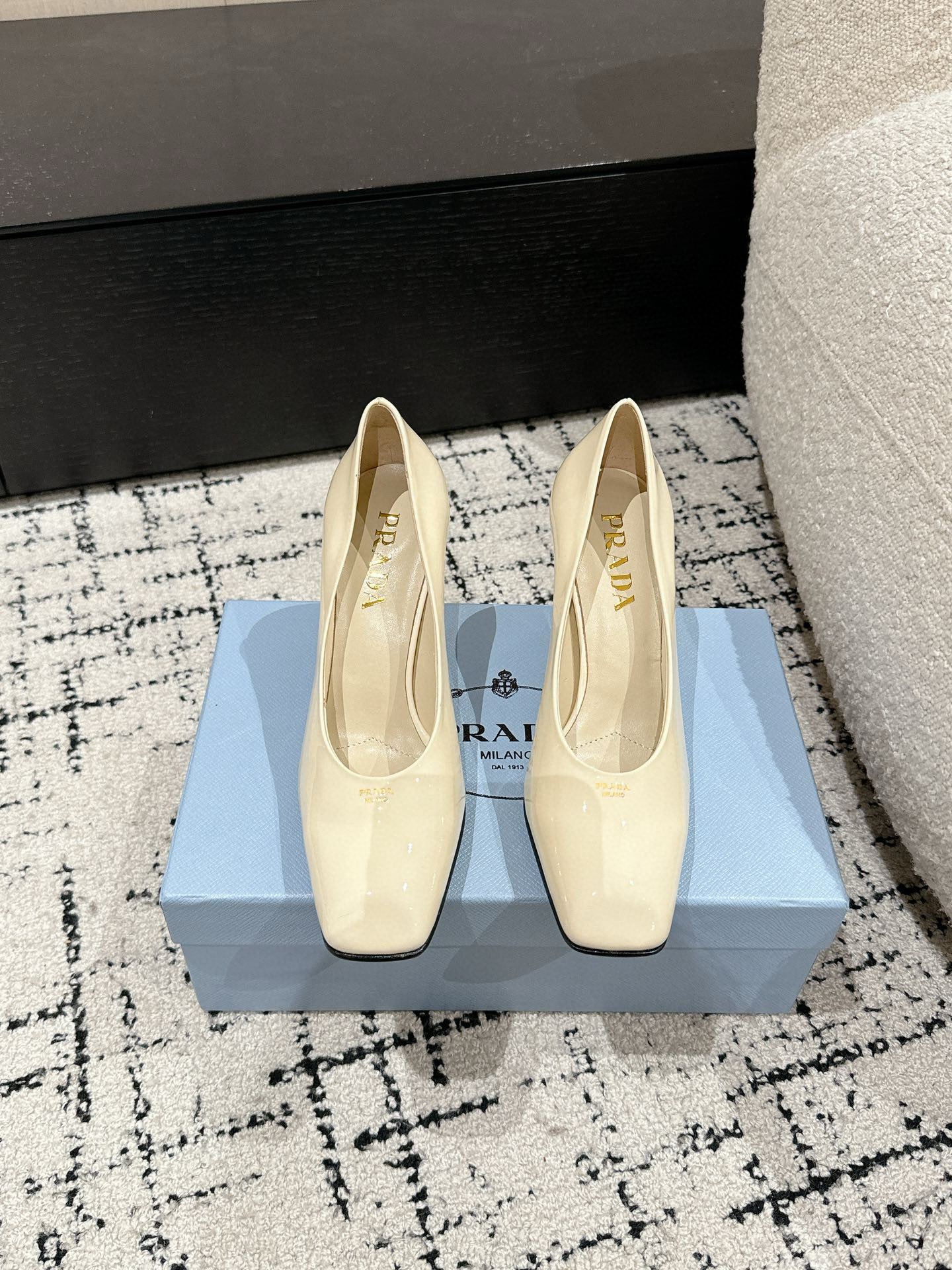 NO:163860,PRADA 25/ New early spring style Mary Jane Sandals This back strap high heels are elegantly used, cleverly blending the simple shape with the exquisite style of lacquered leather. The silk screen printed letter logo enhances the style of modern design. Upper cow patent leather/open-edge bead calf leather inner lambskin heel height 8.5cm sole injection molded genuine leather sole size 35-39 (40 custom made without return), Mary Jane, prada, prada, sandals, mary jane, high heels, cowhide, sheepskin19860909PRADA 普拉达 25/ 早春新款 玛丽珍凉鞋 这款后饰带高跟鞋使用优雅,将简约的造型与漆面皮革的精致风范巧妙融合.丝网印花字母徽标提升摩登设计的格调 鞋面牛漆皮/开边珠小牛皮 内里小羊皮 跟高8.5cm 鞋底注塑真皮鞋底 码数35-39（40定制不退换）,玛丽珍,prada,prada,sandals,mary jane,high heels,cowhide,sheepskin,Women's Shoes