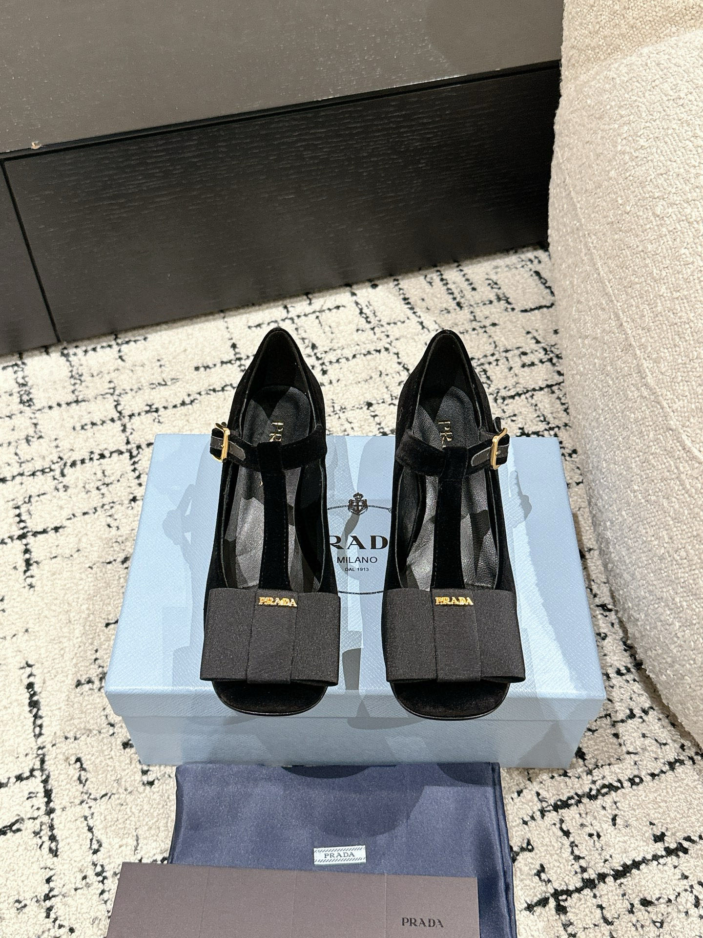 NO:163864,PRADA 25/ Early spring new style, thick heel round head, bow Mary Jane Classic and fashionable color scheme, effortless elegant style coming, fashionable, exquisite and beautiful bag head, fashionable and stylish outside, simple and simple new style, daily beauty, high-end, super good on the feet and can lengthen the legs. Original imported velvet/cowhide, imported sheepskin, heel height 4.5cm, original leather outsole, Size#35-40 (40 custom made, no return or replacement), Mary Jane, prada, prada, mary jane, cowhide, sheepskin, Leather soles19860909PRADA 普拉达 25/ 早春新款 粗跟圆头 蝴蝶结玛丽珍 经典时尚配色 毫不费力的优雅风来袭 时髦 精致绝美包头 外穿时尚气质简约新款日常美出高级感,上脚超好而且可以拉长腿型. 鞋面原版进口丝绒/牛皮 内里垫脚进口羊皮 跟高4.5cm 大底原版真皮大底 Size#35-40（40定做不退不换）,玛丽珍,prada,prada,mary jane,cowhide,sheepskin,Leather soles,Women's Shoes