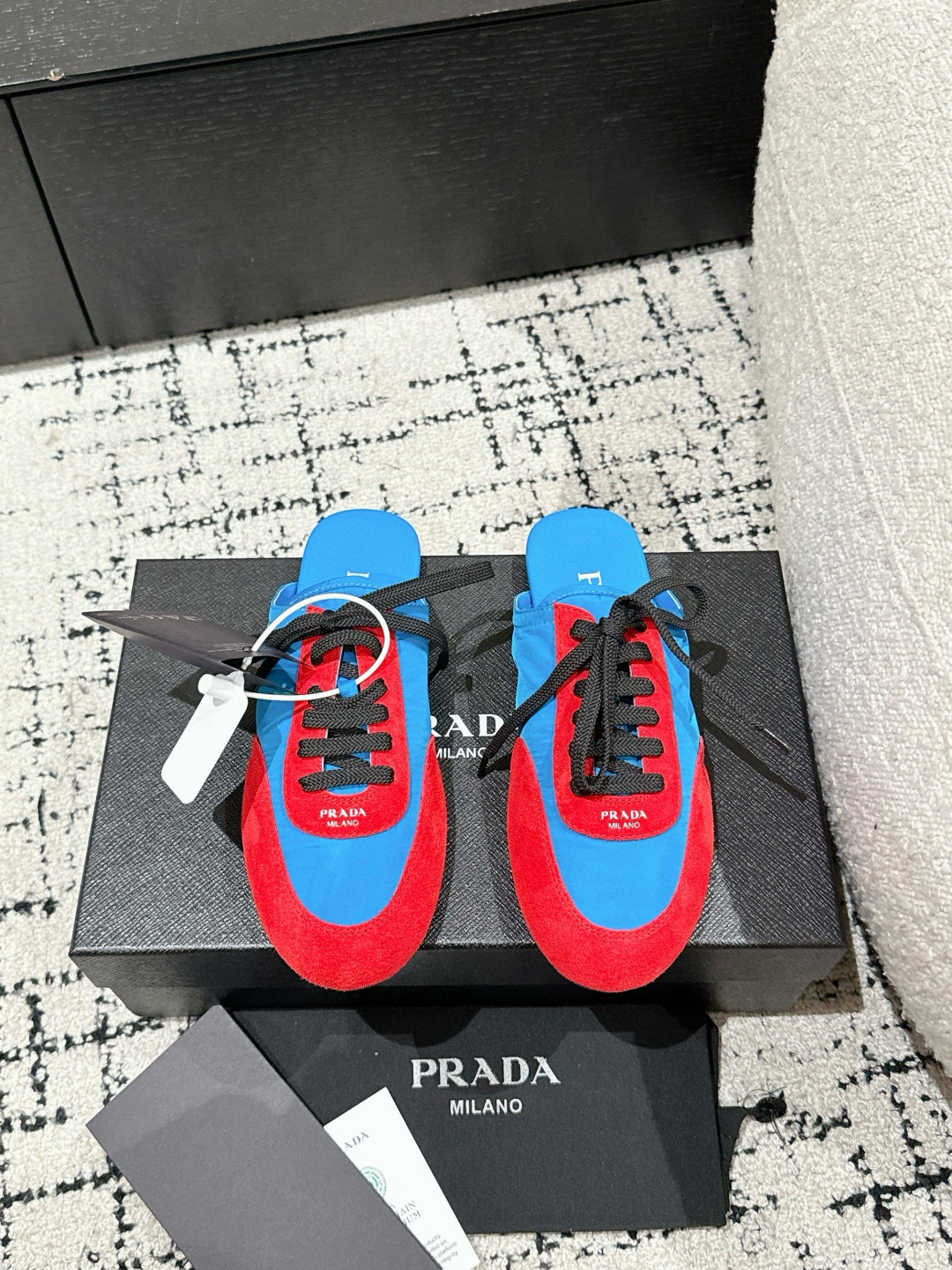 NO:164470,#Purchasing grade Prada 25/early spring catwalk casual Forrest Gump German training shoes The one with a high appearance rate is this German training shoes. The appearance is running shoes that look like ballet shoes. The soft leather and Prada exclusive nylon material are the most resistant to hits!  It is a retro-sensing item. It can be matched with novel and fashionable items or overall old retro styles, and can be perfectly controlled. Upper: Imported suede Inner: Sheepskin Outsole: Original thin sole Size: #35-41 (40.41 custom made without return or exchange), casual shoes/sports shoes, prada, prada, sneakers, sheepskin, chamois leather19860909#代购级 Prada 普拉达 25/早春 走秀 休闲 阿甘 德训鞋 出镜率很高的就是这款德训鞋 外形是像芭蕾舞鞋一样的跑鞋,柔软的皮质加上Prada 专属尼龙材质上脚的轻盈度和舒适度是最抗打的！本来就是复古感拉满的单品,既可以搭配新颖时髦的单品,也可以搭配整体做旧的复古感造型,都可以完美驾驭 鞋面: 进口麂皮 内里: 羊皮 大底: 原版薄底 Size: #35-41(40.41定做不退换）,休闲鞋/运动鞋,prada,prada,sneakers,sheepskin,chamois leather,Women's Shoes