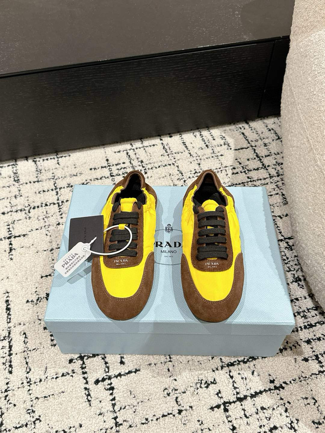 NO:165552,#Purchasing grade Prada 25/early spring catwalk casual Forrest Gump German training shoes The one with a high appearance rate is this German training shoes. The appearance is running shoes that look like ballet shoes. The soft leather and Prada exclusive nylon material are the most resistant to hits!  It is a retro-sensing item. It can be matched with novel and fashionable items or overall old retro styles, and can be perfectly controlled. Upper: Imported suede Inner: Sheepskin Outsole: Original thin sole Size: #35-41 (40.41 custom made without return or exchange), casual shoes/sports shoes, prada, prada, sneakers, sheepskin, chamois leather19860909#代购级 Prada 普拉达 25/早春 走秀 休闲 阿甘 德训鞋 出镜率很高的就是这款德训鞋 外形是像芭蕾舞鞋一样的跑鞋,柔软的皮质加上Prada 专属尼龙材质上脚的轻盈度和舒适度是最抗打的！本来就是复古感拉满的单品,既可以搭配新颖时髦的单品,也可以搭配整体做旧的复古感造型,都可以完美驾驭 鞋面: 进口麂皮 内里: 羊皮 大底: 原版薄底 Size: #35-41(40.41定做不退换）,休闲鞋/运动鞋,prada,prada,sneakers,sheepskin,chamois leather,Women's Shoes
