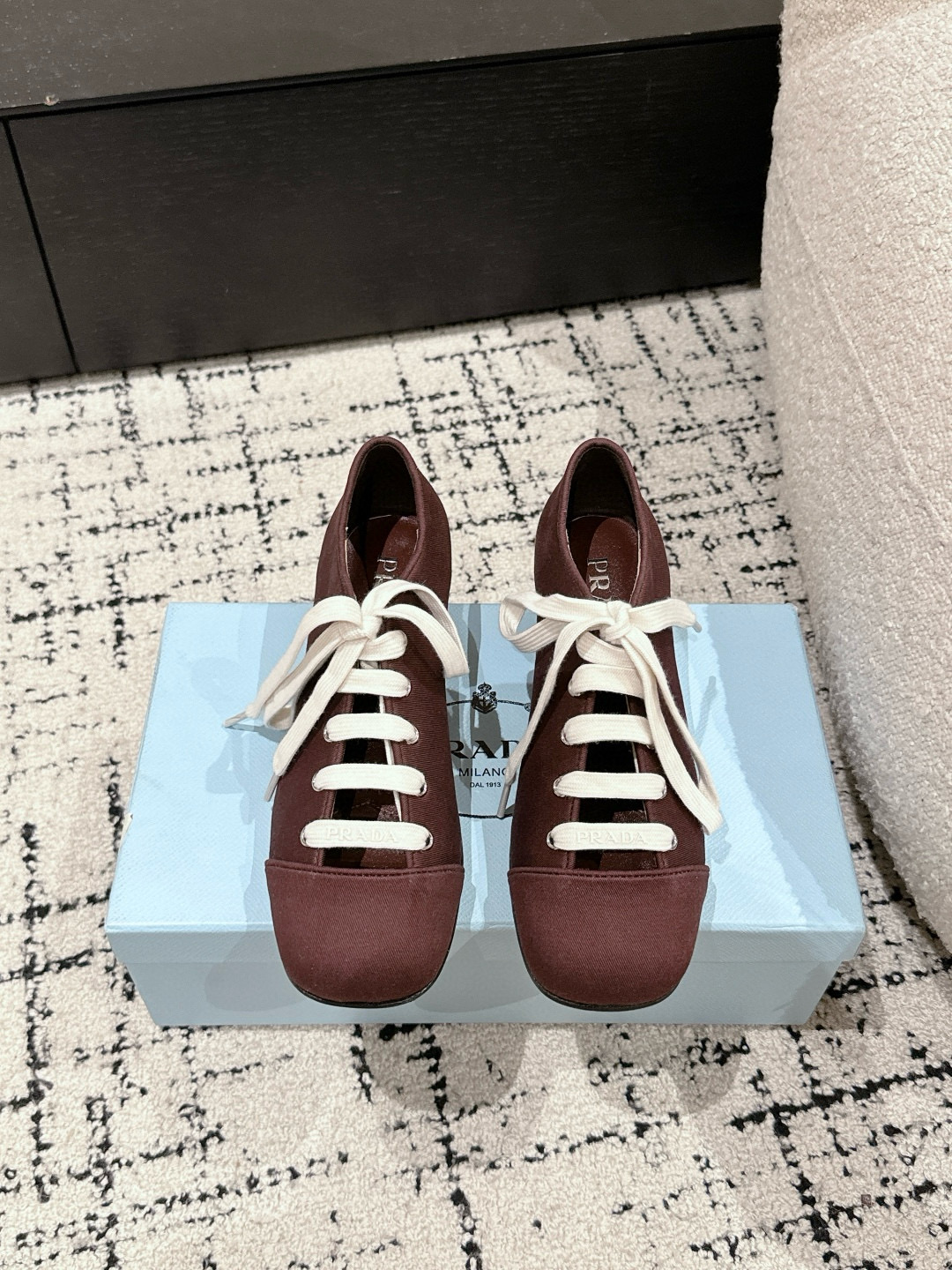 NO:165554,#Top version Prada Prada 25/Spring and Summer Show New Model Mary Jane Single Shoes Appearance and Comfort have made me eat it!  The salty and sweet doll head design exudes a full girlish feeling. Retro and playful and yet elegant. The key is that it is very easy to wear. Original custom fabric of the upper, mixed-bred sheepskin inside, outsole imported from Italy, genuine leather soles. Size#35-40 (40 custom made without return or exchange), casual shoes/sports shoes, prada, prada, mary jane, sneakers, sheepskin, Leather soles19860909#顶级版本 Prada普拉达 25/春夏 走秀 新款 玛丽珍 单鞋 颜值和舒适度这块都把我吃的死死的！ 可盐可甜的娃娃头设计 透着满满的少女感 复古俏皮又不失大气得体 关键它巨好穿哦 鞋面原版定制面料 内里混种羊皮 大底意大利进口真皮大底 Size#35-40（40定做不退换）,休闲鞋/运动鞋,prada,prada,mary jane,sneakers,sheepskin,Leather soles,Women's Shoes