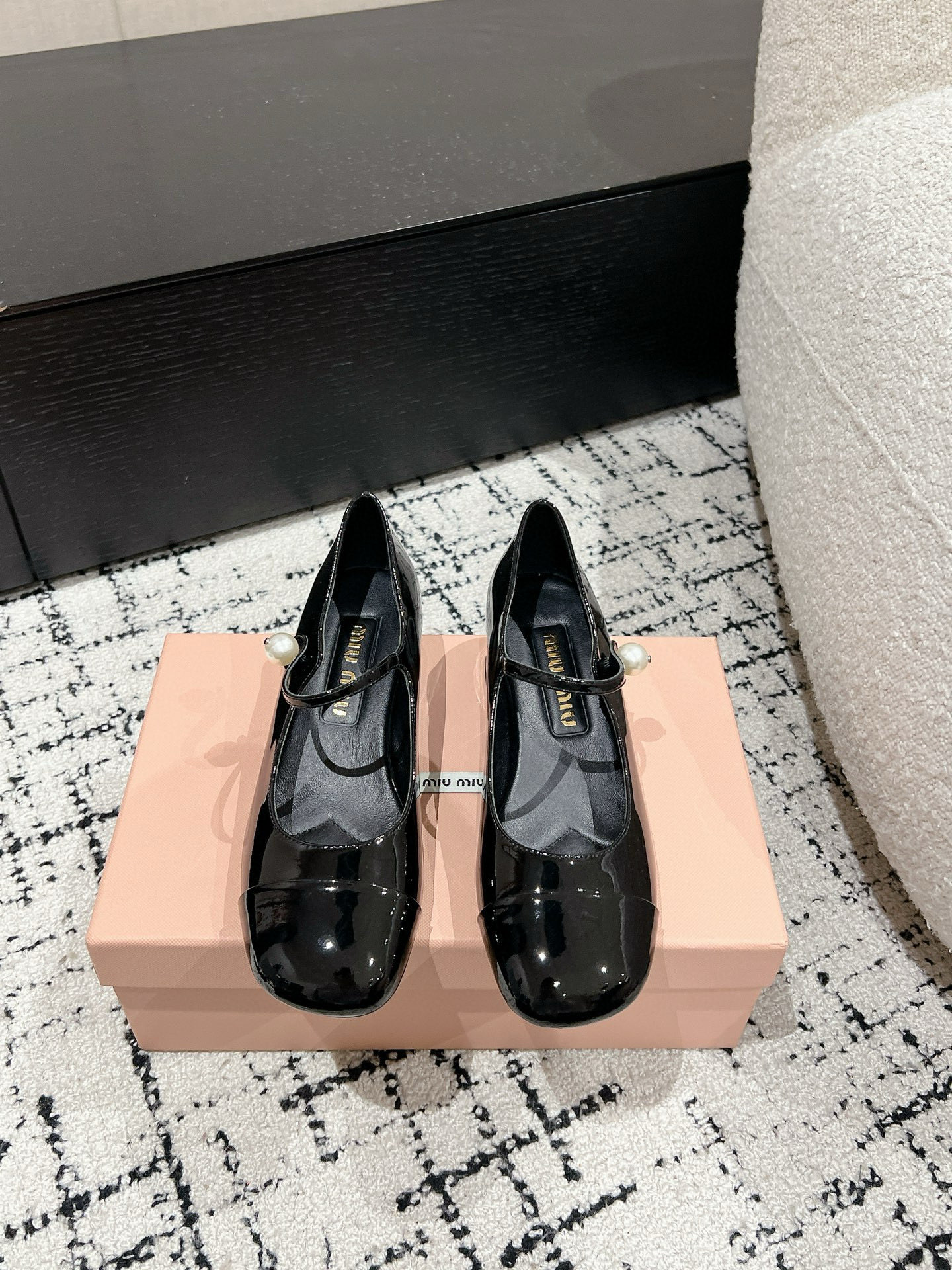 NO:446542,Miu Miu | Miu Miu 25/Early Spring New Products The counter focuses on the latest catwalk style. Pearl buckle retro Mary Zhen thick heel shoes are popular!   The high-quality products of Miao family, top-level craftsmanship creates a sense of precision quality, invincible comfort, and is definitely a love-loving model at first sight!  Fashionable and versatile, a must-have for everyone!  Top-grade top-layer calf patent leather inner lining: imported sheepskin lining, original Italian leather outsole, heel height 4cm, size: 35-39 (34.40.41.42 custom-made, non-return and exchange), single shoes, miumiu, mary jane, sheepskin, Leather soles19860909Miu Miu | 缪缪 25/早春新品 专柜主打最新走秀款 珍珠扣复古玛丽珍粗跟单鞋火爆上新！  缪家高货 顶级工艺打造精品质感 无敌舒适 绝对是一见钟情款！时尚百搭,人手必备！ 鞋面顶级头层小牛漆皮 内里: 进口羊皮里 大底原版意大利真皮大底 跟高4cm 码数: 35-39(34.40.41.42定制不退换）,单鞋,miumiu,mary jane,sheepskin,Leather soles,Women's Shoes