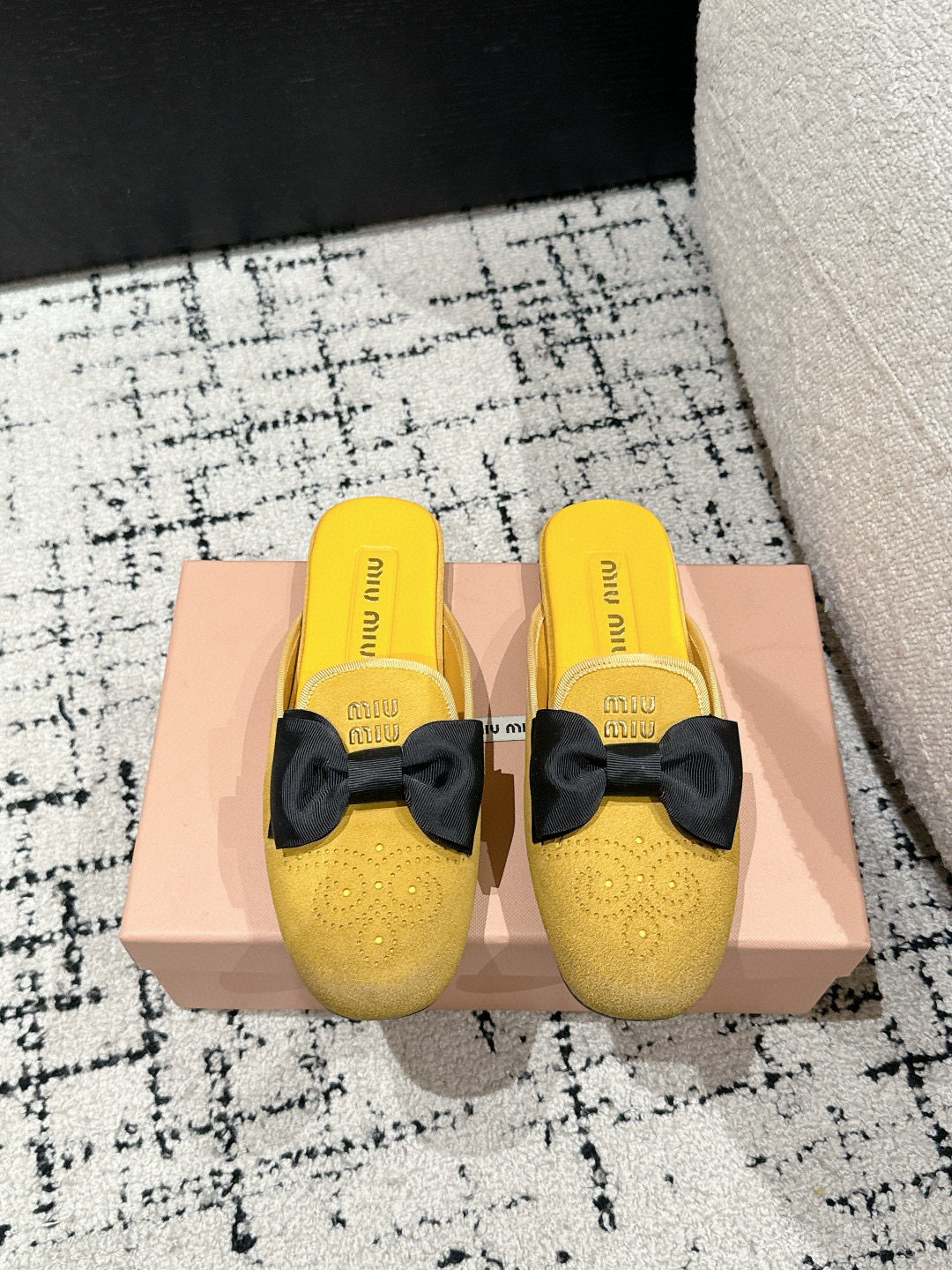 NO:446548,Miu Miu | Miu Miu 25/Early Spring New Products The counter focuses on the latest catwalk style, with a bow retro Mary Jane flat bottom semi-drag hot new!   The high-quality products of Miao family, top-level craftsmanship creates a sense of precision quality, invincible comfort, and is definitely a love-loving model at first sight!  Fashionable and versatile, a must-have for everyone!  Top-grade calf wrinkled cowhide/Yangjing lining: imported sheepskin lining, original molded and sole size: 35-39 (40.41 custom-made, non-return and exchange), semi-shoe shoes, miumiu, mary jane, cowhide, sheepskin, sheep19860909Miu Miu | 缪缪 25/早春新品 专柜主打最新走秀款 蝴蝶结复古玛丽珍平底半拖火爆上新！  缪家高货 顶级工艺打造精品质感 无敌舒适 绝对是一见钟情款！时尚百搭,人手必备！ 鞋面顶级头层小牛皱牛皮/羊京 内里: 进口羊皮里 大底原版开模大底 码数: 35-39(40.41定制不退换）,半拖单鞋,miumiu,mary jane,cowhide,sheepskin,sheep,Women's Shoes