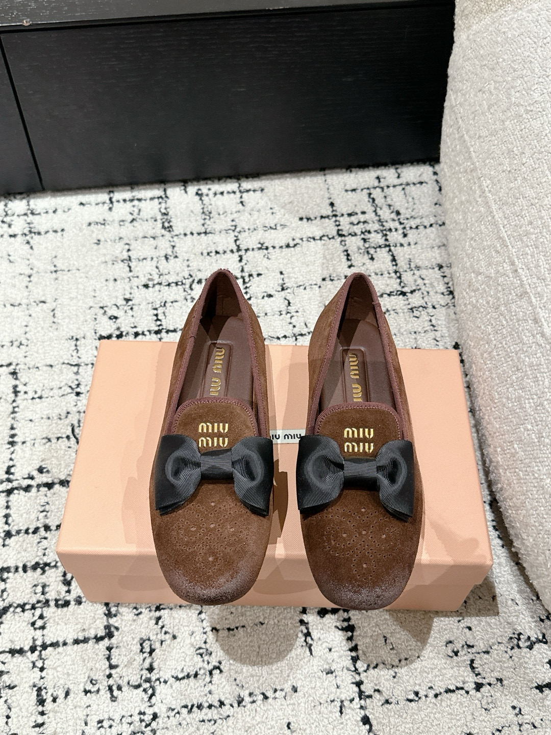 NO:163845,Miu Miu | Miu Miu 25/New early spring product, the counter focuses on the latest catwalk style, and the bow-tie retro Mary Jane flat shoes are popular!   The high-quality products of Miao family, top-level craftsmanship creates a sense of precision quality, invincible comfort, and is definitely a love-loving model at first sight!  Fashionable and versatile, a must-have for everyone!  Top-grade calf wrinkled cowhide/Yangjing lining: imported sheepskin lining, original molded and sole size: 35-39 (40.41 custom made without return or exchange), single shoes, miumiu, mary jane, cowhide, sheepskin, sheep19860909Miu Miu | 缪缪 25/早春新品 专柜主打最新走秀款 蝴蝶结复古玛丽珍平底单鞋火爆上新！  缪家高货 顶级工艺打造精品质感 无敌舒适 绝对是一见钟情款！时尚百搭,人手必备！ 鞋面顶级头层小牛皱牛皮/羊京 内里: 进口羊皮里 大底原版开模大底 码数: 35-39(40.41定制不退换）,单鞋,miumiu,mary jane,cowhide,sheepskin,sheep,Women's Shoes