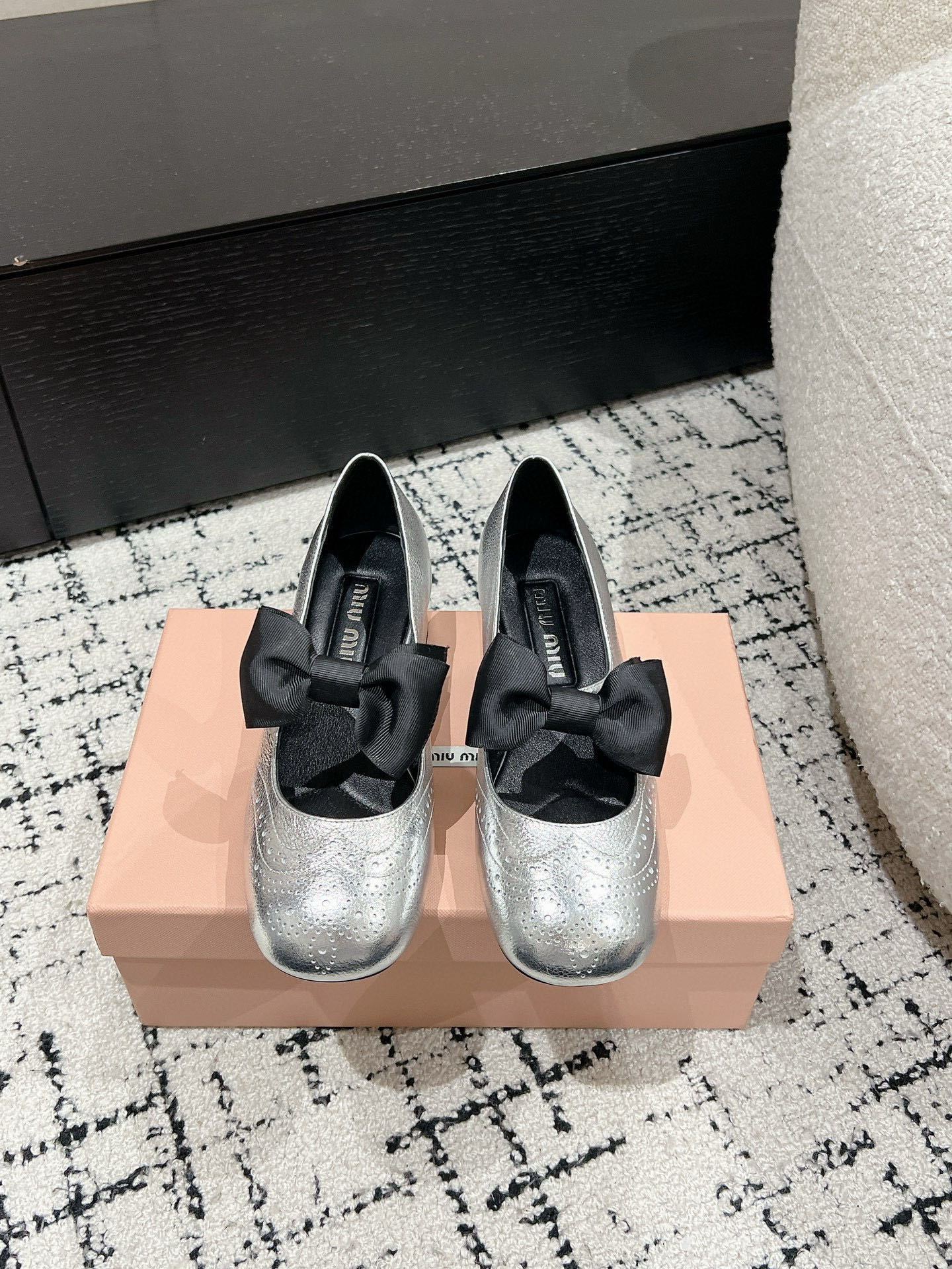 NO:163868,Miu Miu | Miu Miu 25/New early spring product, the counter focuses on the latest catwalk style, and the bow-tie retro Mary Zhen thick heel shoes are popular!   The high-quality products of Miao family, top-level craftsmanship creates a sense of precision quality, invincible comfort, and is definitely a love-loving model at first sight!  Fashionable and versatile, a must-have for everyone!  Top-grade top-layer calf wrinkled patent leather inner lining: imported sheepskin lining, original Italian leather outsole, heel height 4cm, size: 35-39 (40.41 custom made without return), Mary Jane, miumiu, mary jane, sheepskin, Leather soles19860909Miu Miu | 缪缪 25/早春新品 专柜主打最新走秀款 蝴蝶结复古玛丽珍粗跟单鞋火爆上新！  缪家高货 顶级工艺打造精品质感 无敌舒适 绝对是一见钟情款！时尚百搭,人手必备！ 鞋面顶级头层小牛皱漆皮 内里: 进口羊皮里 大底原版意大利真皮大底 跟高4cm 码数: 35-39(40.41定制不退换）,玛丽珍,miumiu,mary jane,sheepskin,Leather soles,Women's Shoes