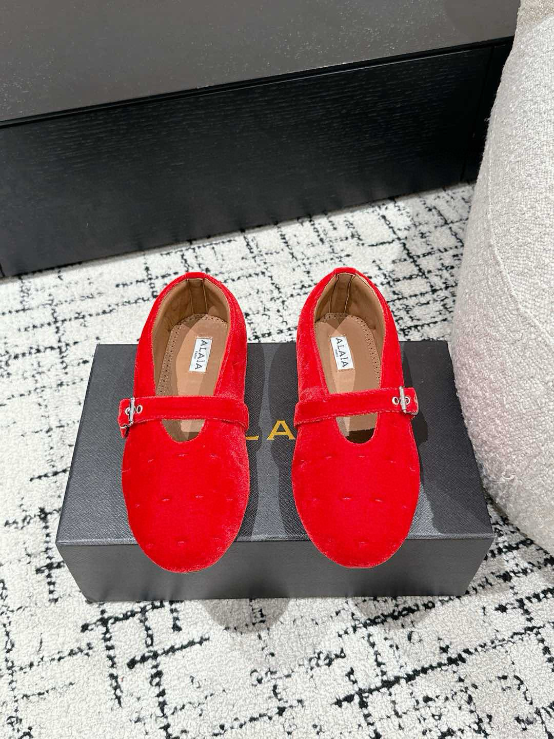 NO:163848,ALAIA 25/ Spring and Summer Latest Bread Shoes Fall in Love at First See Velvet High Classic ALAIA has another sexy side. It can be easily controlled with different styles. Whether it is jeans, suit pants, or pleated skirts, it can enhance your outfit to fashion, elegance and excellence. The fabric is made of original velvet and matched with extreme sexy inner sheepskin, original molded sole, size 35-42 (customized for 40.41.42), single shoes, alaia, skirts, jeans, business suit, sheepskin19860909ALAIA 阿莱亚 25/ 春夏 最新 面包鞋 一见倾心  天鹅绒 高级 经典 阿莱娅还有另外性感的一面  配上不同款式,不同风格都能轻松驾驭,无论牛仔裤,西装裤,还是百褶裙,都能将你的穿搭提升到时尚,优雅和卓越之中 面料选用原版材质天鹅绒 搭配性感极致 内里羊皮 大底原版开模大底 码数35-42（40.41.42定制),单鞋,alaia,skirts,jeans,business suit,sheepskin,Women's Shoes