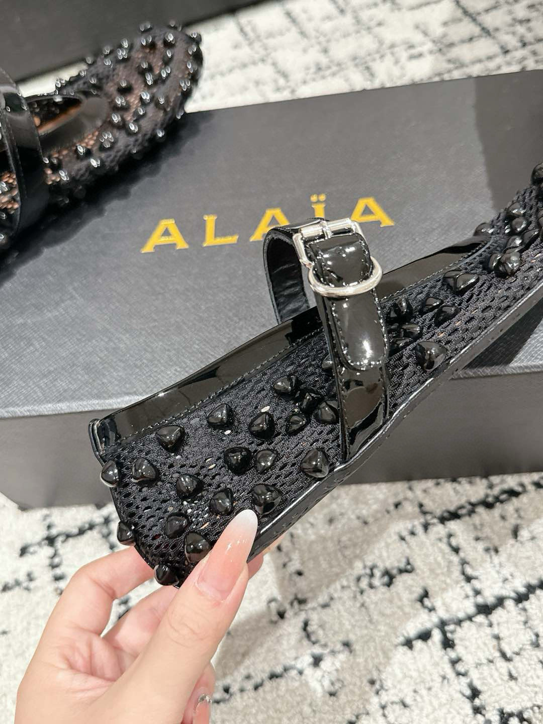 
ALAIA 阿莱亚 25/ 春夏 最新 串珠网面单鞋

一双完美取代小白鞋的新型时尚芭蕾鞋，配上不同款