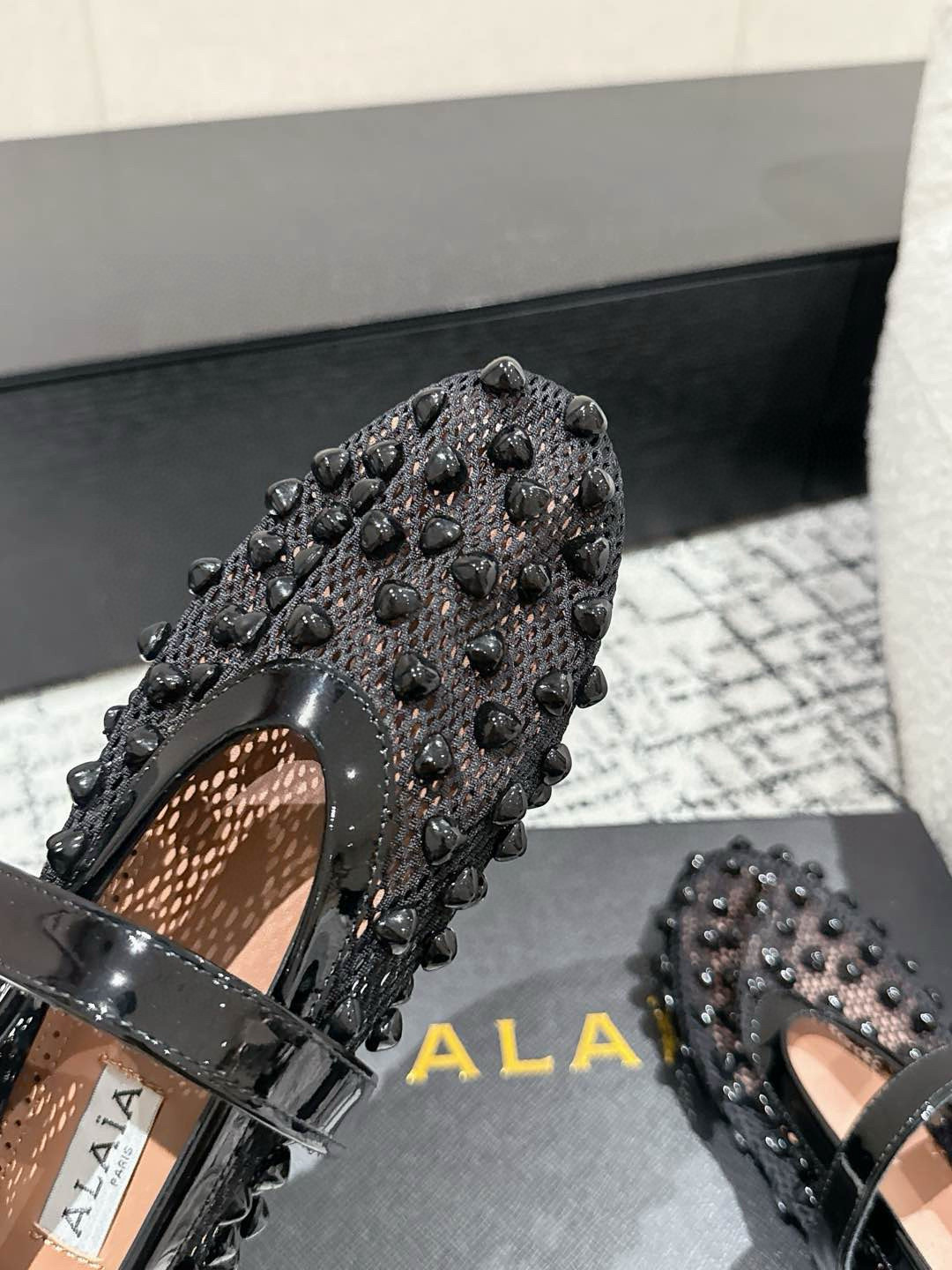 
ALAIA 阿莱亚 25/ 春夏 最新 串珠网面单鞋

一双完美取代小白鞋的新型时尚芭蕾鞋，配上不同款