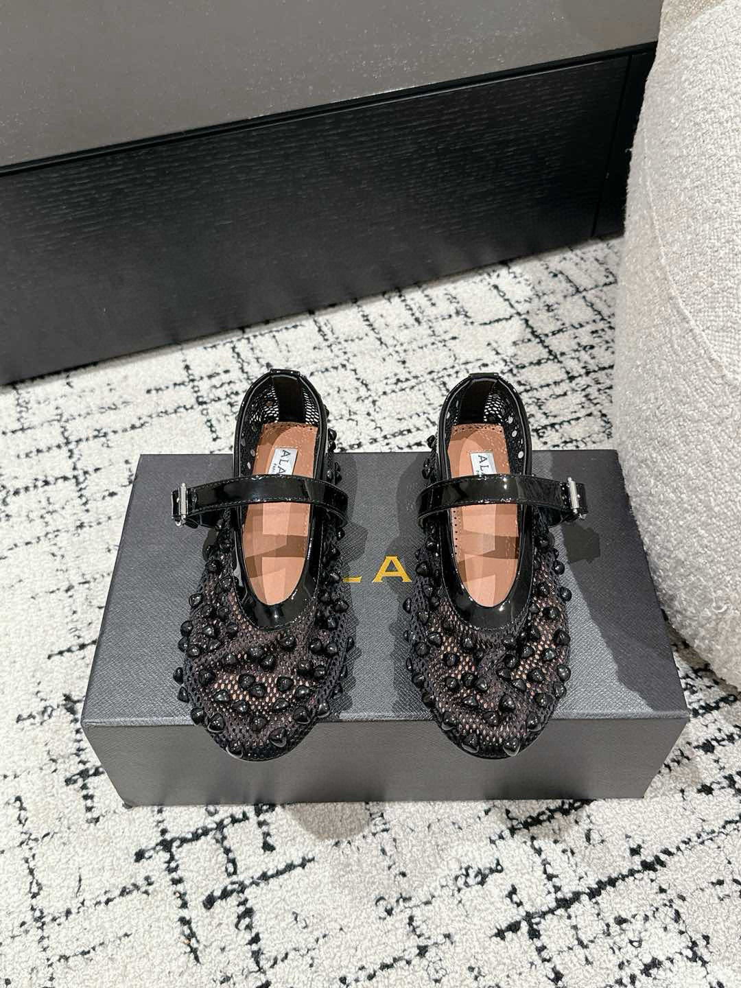 
ALAIA 阿莱亚 25/ 春夏 最新 串珠网面单鞋

一双完美取代小白鞋的新型时尚芭蕾鞋，配上不同款