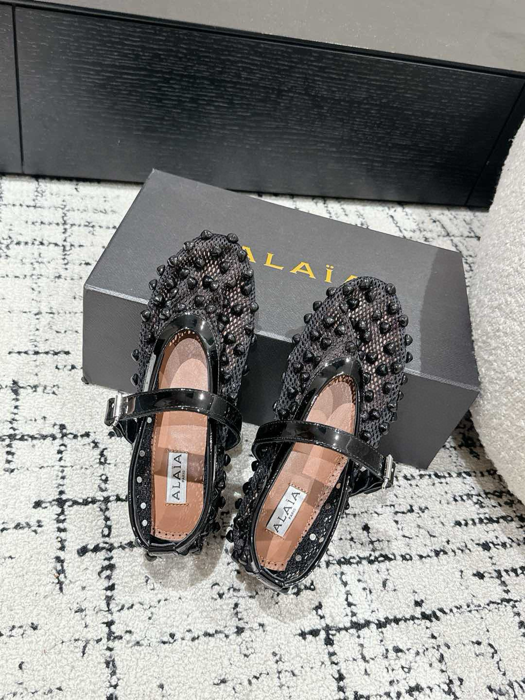 
ALAIA 阿莱亚 25/ 春夏 最新 串珠网面单鞋

一双完美取代小白鞋的新型时尚芭蕾鞋，配上不同款
