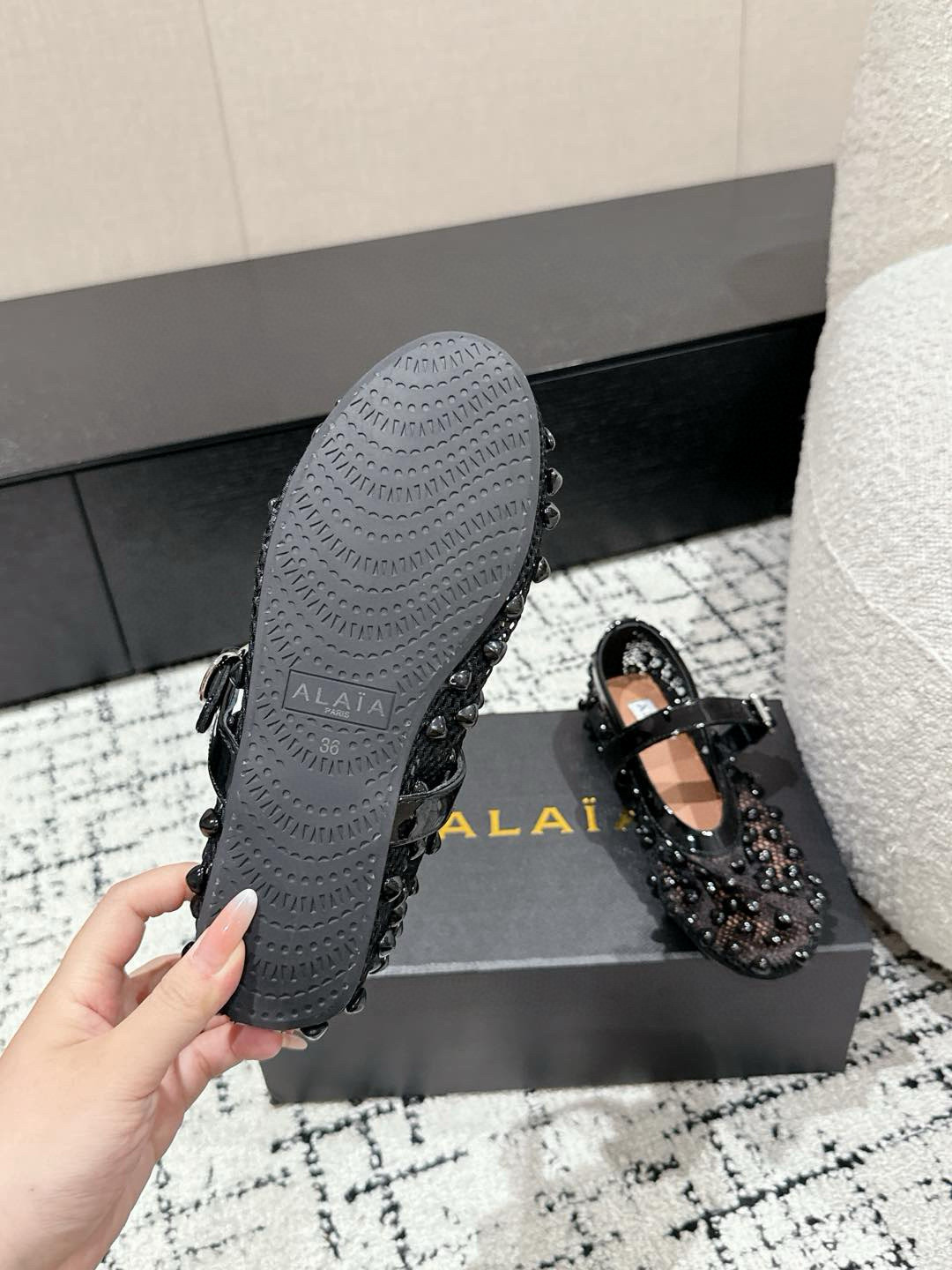 
ALAIA 阿莱亚 25/ 春夏 最新 串珠网面单鞋

一双完美取代小白鞋的新型时尚芭蕾鞋，配上不同款
