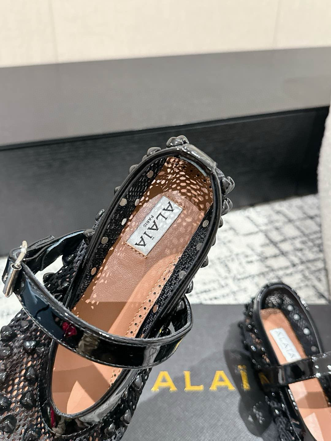 
ALAIA 阿莱亚 25/ 春夏 最新 串珠网面单鞋

一双完美取代小白鞋的新型时尚芭蕾鞋，配上不同款