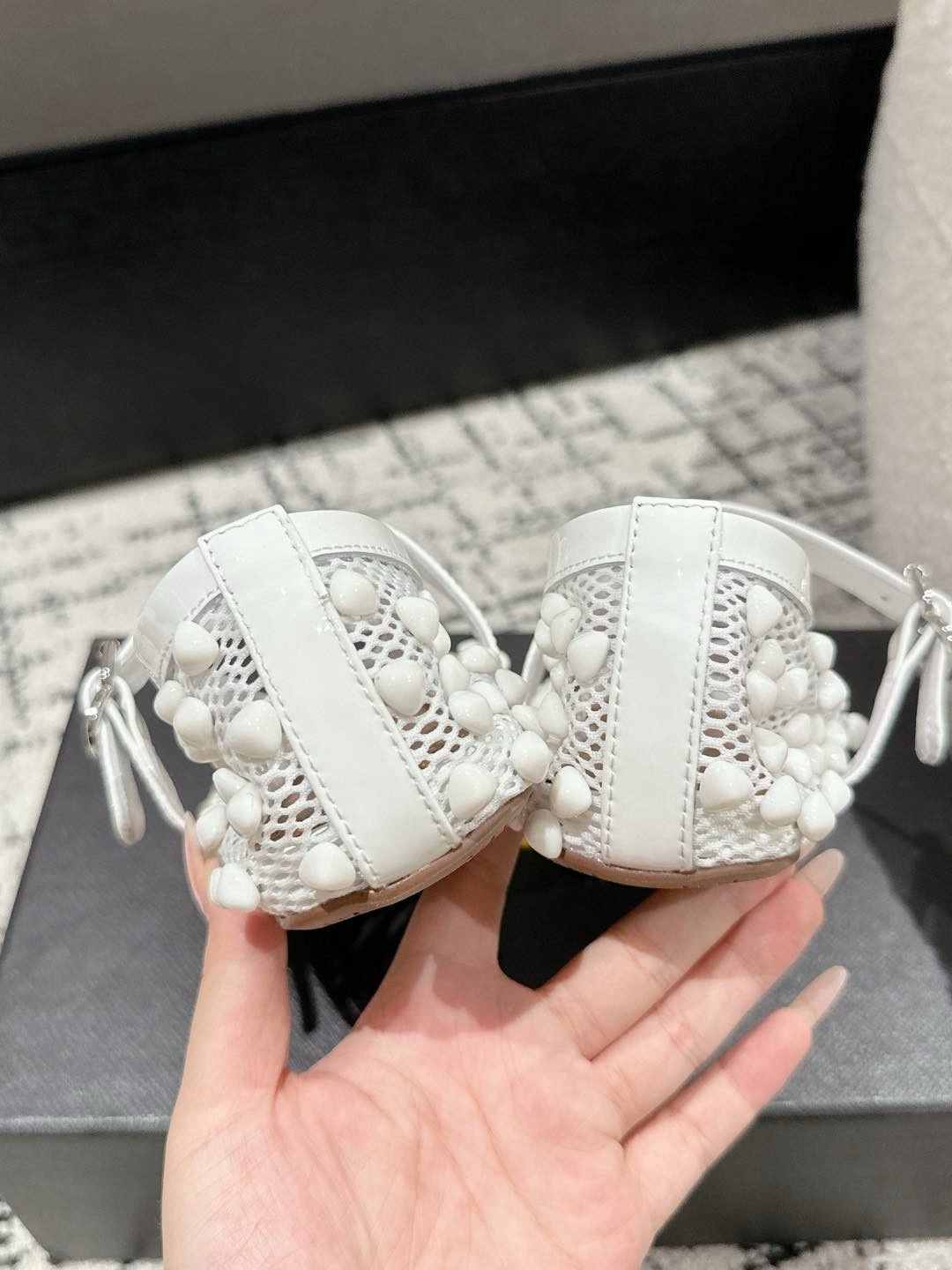 
ALAIA 阿莱亚 春夏 最新 串珠网面单鞋

一双完美取代小白鞋的新型时尚芭蕾鞋，配上不同款式，不同