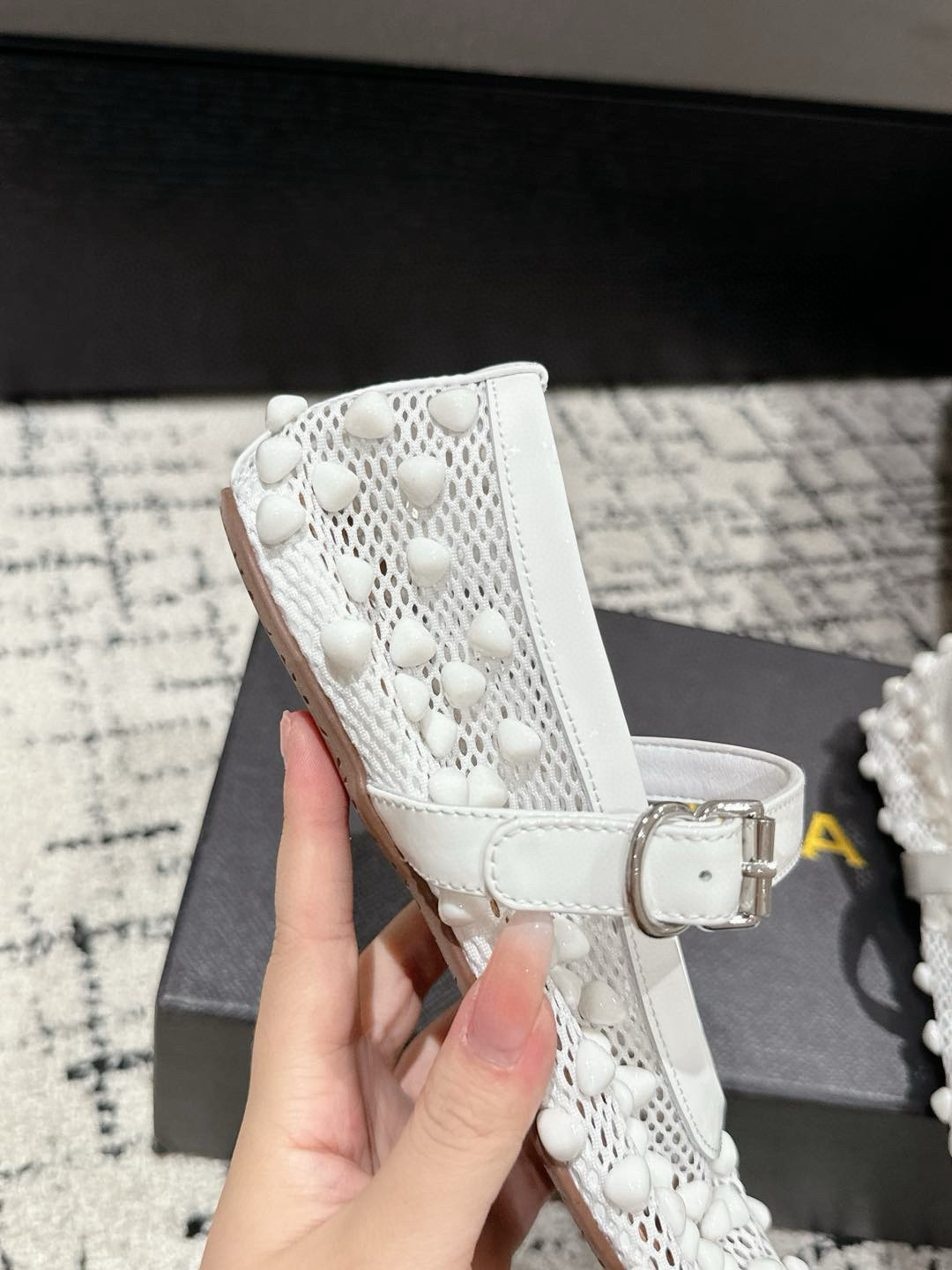
ALAIA 阿莱亚 春夏 最新 串珠网面单鞋

一双完美取代小白鞋的新型时尚芭蕾鞋，配上不同款式，不同
