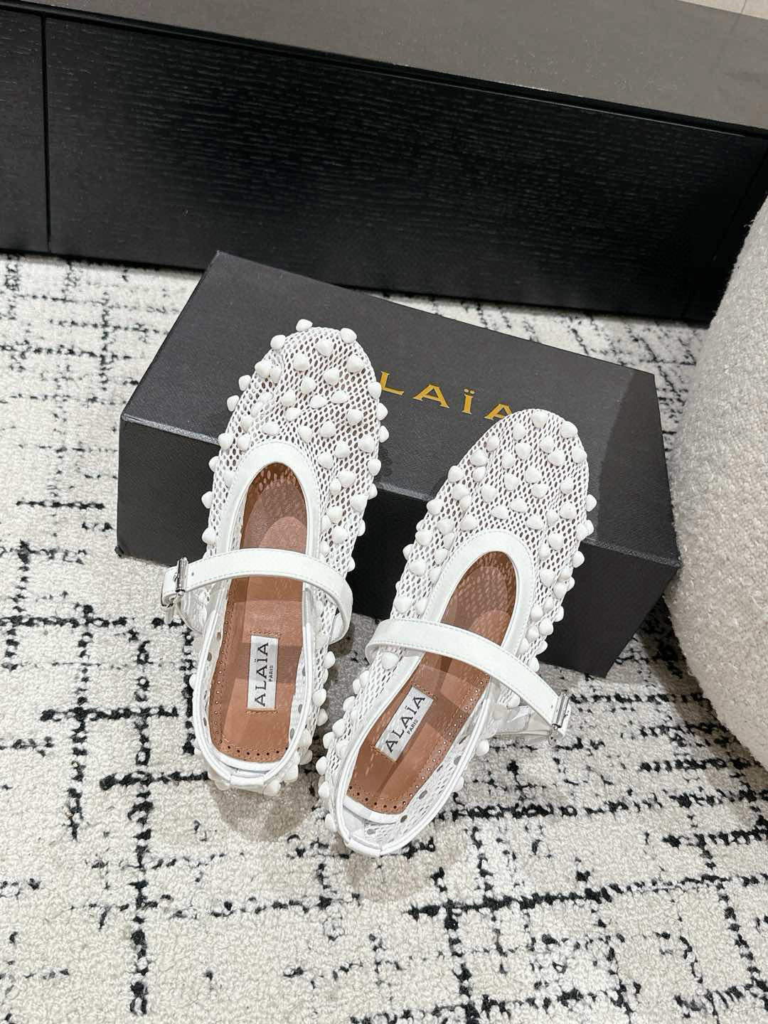 
ALAIA 阿莱亚 春夏 最新 串珠网面单鞋

一双完美取代小白鞋的新型时尚芭蕾鞋，配上不同款式，不同