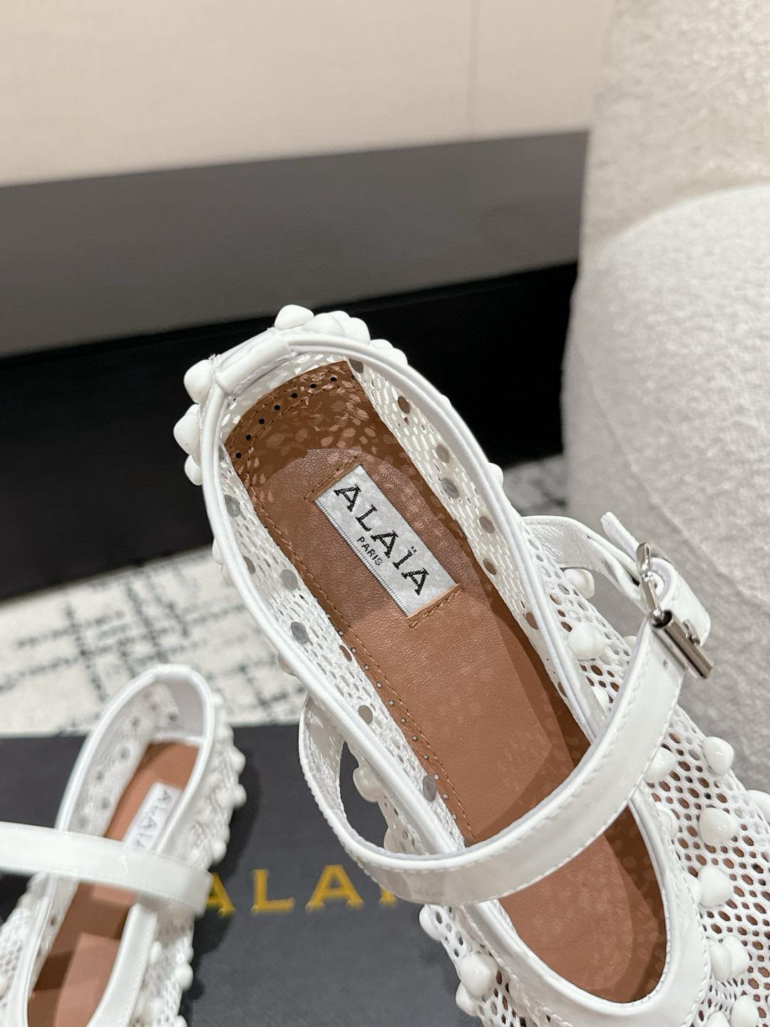 
ALAIA 阿莱亚 春夏 最新 串珠网面单鞋

一双完美取代小白鞋的新型时尚芭蕾鞋，配上不同款式，不同