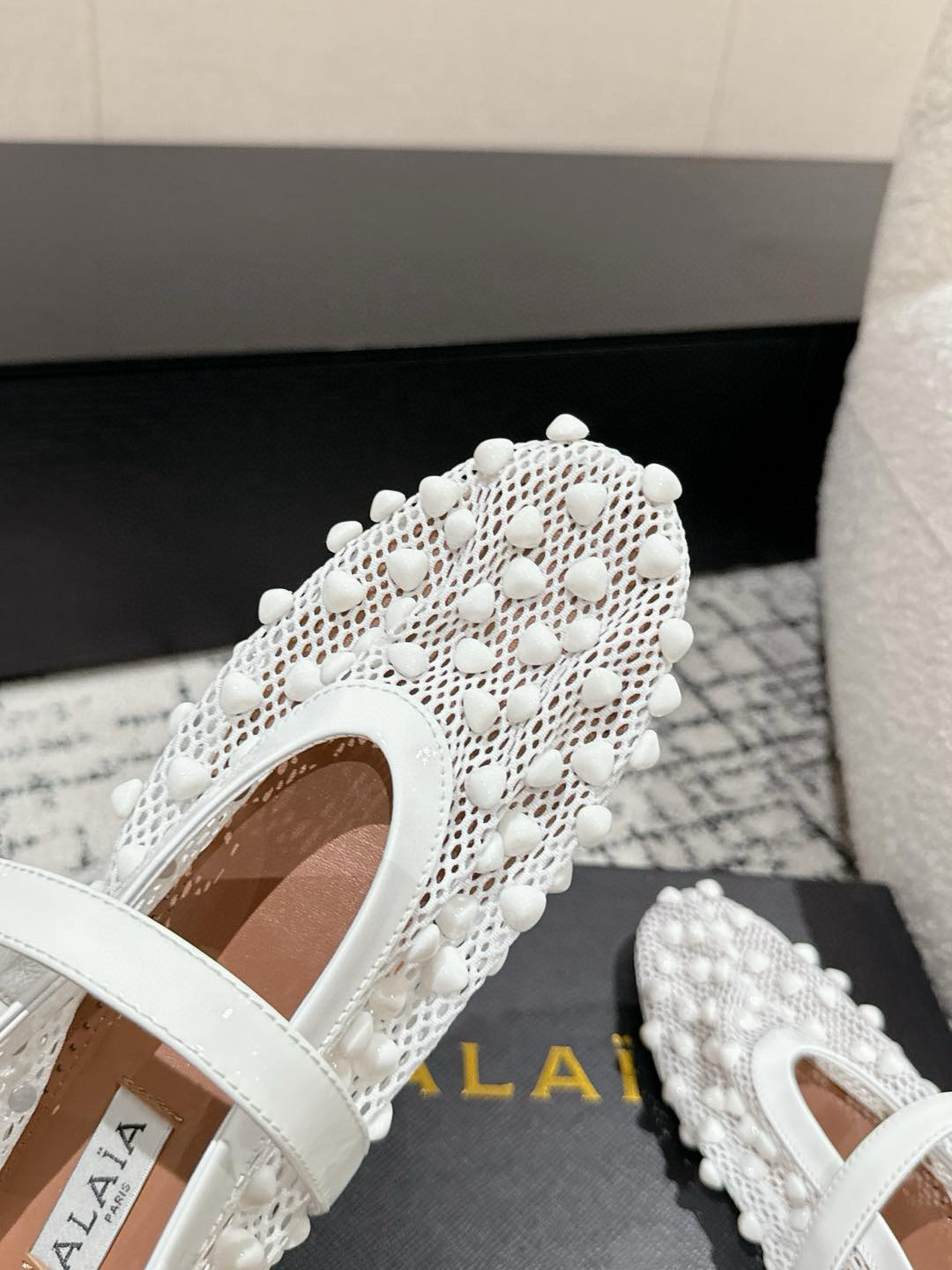 
ALAIA 阿莱亚 春夏 最新 串珠网面单鞋

一双完美取代小白鞋的新型时尚芭蕾鞋，配上不同款式，不同