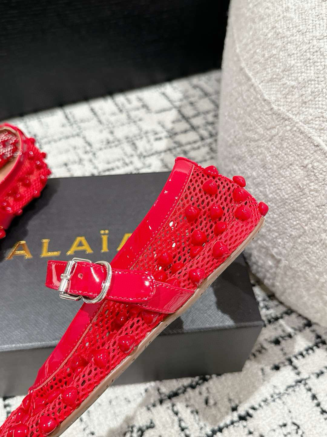 
ALAIA 阿莱亚 春夏 最新 串珠网面单鞋

一双完美取代小白鞋的新型时尚芭蕾鞋，配上不同款式，不同