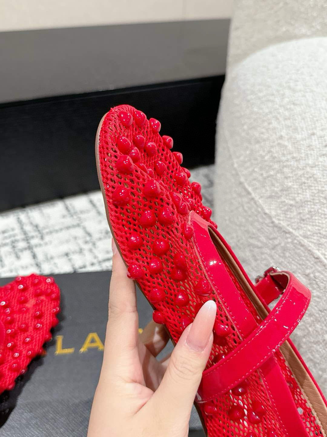 
ALAIA 阿莱亚 春夏 最新 串珠网面单鞋

一双完美取代小白鞋的新型时尚芭蕾鞋，配上不同款式，不同