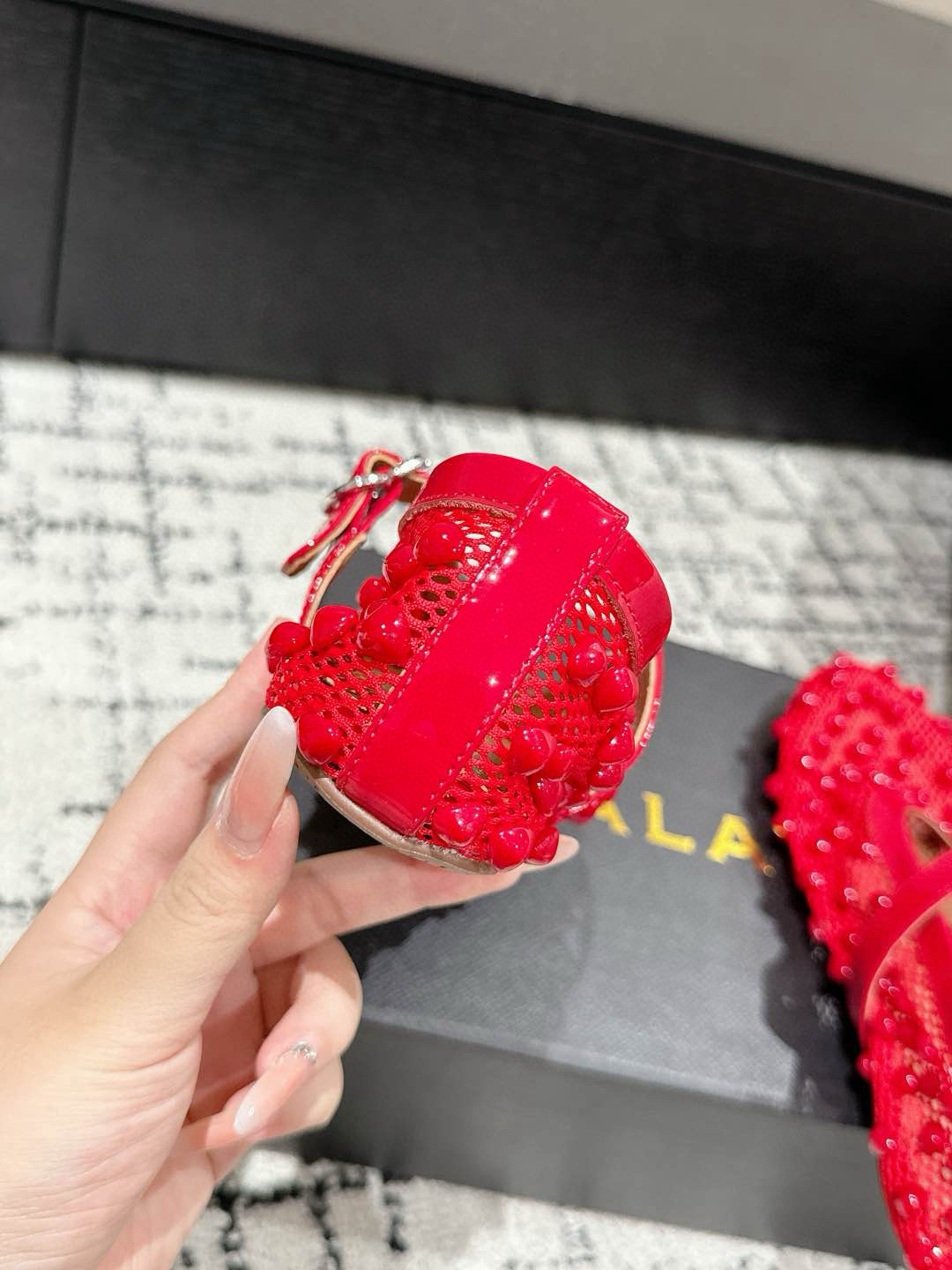 
ALAIA 阿莱亚 春夏 最新 串珠网面单鞋

一双完美取代小白鞋的新型时尚芭蕾鞋，配上不同款式，不同