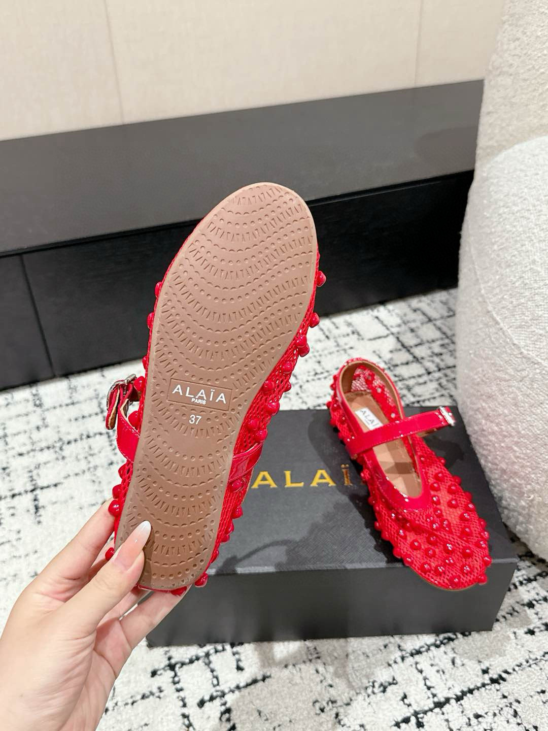 
ALAIA 阿莱亚 春夏 最新 串珠网面单鞋

一双完美取代小白鞋的新型时尚芭蕾鞋，配上不同款式，不同
