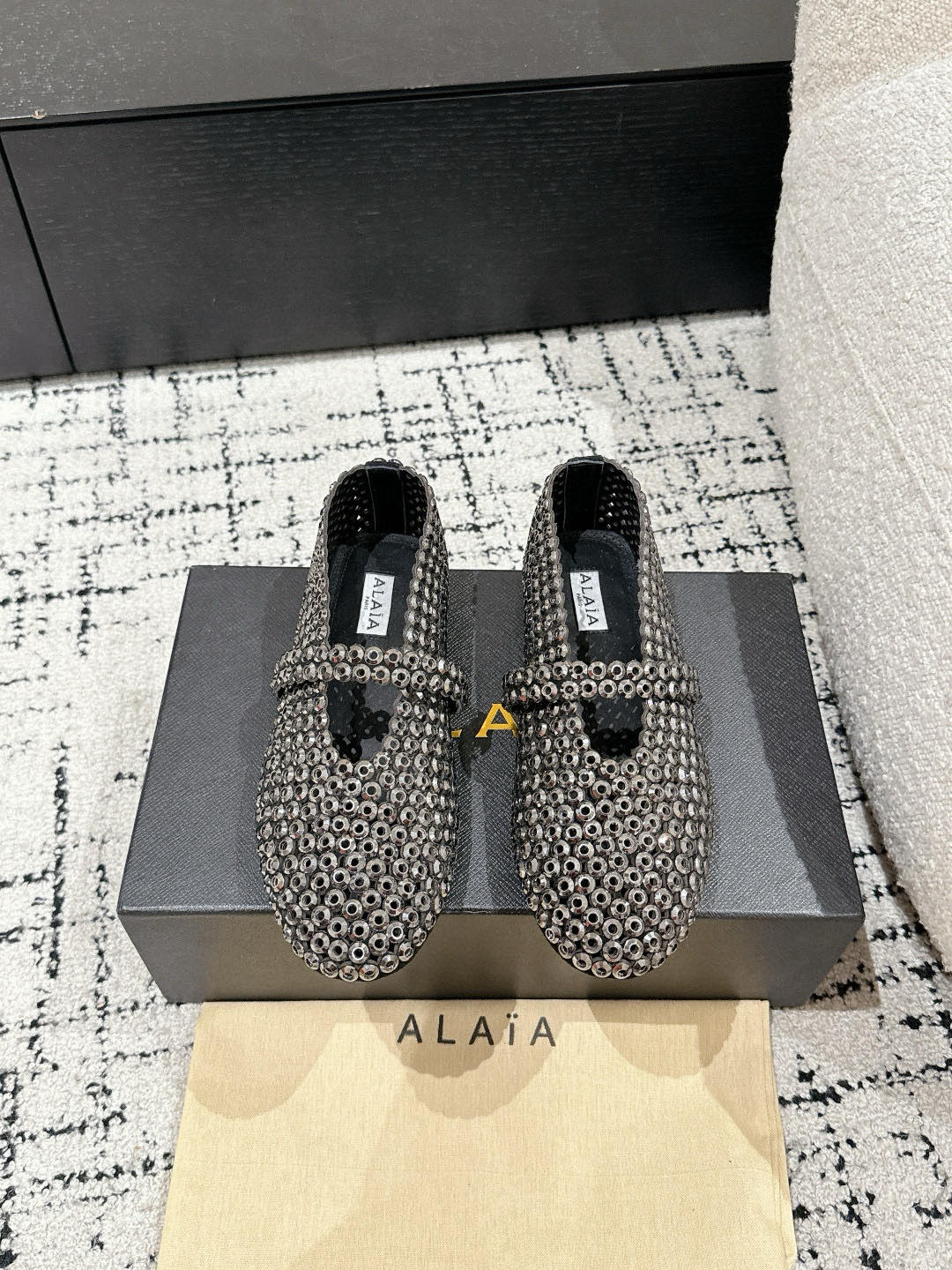 NO:165551,#Top version ALAIA 25/ Spring and Summer Latest Ballet Rhinestone Shoes Showing their unique charm, start with this pair of ALAIA Rhinestone Shoes. Put on it, let every step exude confidence and elegance, and light up every moment of your life!  Original custom-made original mold opening Australian diamond inner sheepskin outsole rubber sole Size#35-42 (40 41 42 custom made without return), ballet shoes, alaia, sheepskin19860909#顶级版本 ALAIA 阿莱亚 25/ 春夏 最新 芭蕾舞水钻鞋 彰显独特魅力,就从这双 ALAIA水钻鞋开始.穿上它,让每一步都散发自信与优雅,点亮你的每一个瞬间！ 鞋面原版定制原版开模澳钻 内里羊皮 大底橡胶底 Size#35-42（40 41 42订做不退换）,芭蕾舞鞋,alaia,sheepskin,Women's Shoes