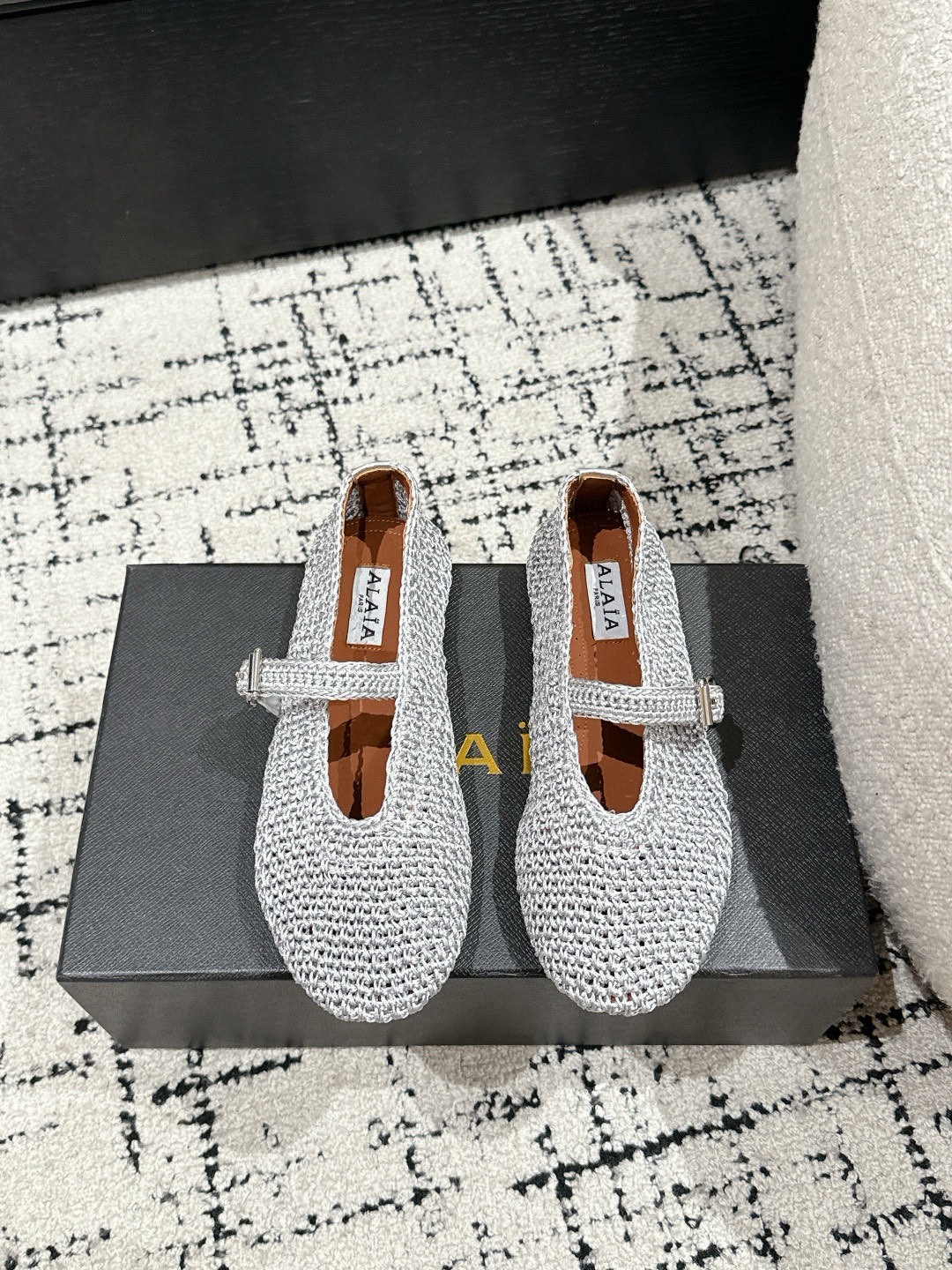 NO:165553,ALAIA 25/ Spring and Summer Latest Braided Ballet Shoes The king of cutting only loyal to the female body curve. Alaia, a brand founded in 1979, has always been selling fashionable women's shoes. It is well-known in the Paris fashion industry and the world. Victoria Beckham, Michelle Obama, Ladygaga, Madonna, are all admirers and top fans of ALAA. The upper is original wool knitted footbed sheepskin. The sole is original open mold rubber sole. Size#35-42 (40 41 42 custom made without return), ballet shoes, alaia, sheepskin19860909ALAIA 阿莱亚 25/ 春夏 最新 编织芭蕾舞鞋 只忠于展现女性身体曲线的裁剪之王 始创于1979年的品牌Alaia 一直主售时装感十足的型格女鞋,巴黎时装界以及全世界都享有盛誉维多利亚贝克汉姆,米歇尔奥巴马,Ladygaga ,麦当娜, 都是ALAA的崇拜者和头号粉丝 鞋面原版羊毛线编织 垫脚羊皮 鞋底原版开模橡胶底 Size#35-42（40 41 42订做不退换）,芭蕾舞鞋,alaia,sheepskin,Women's Shoes