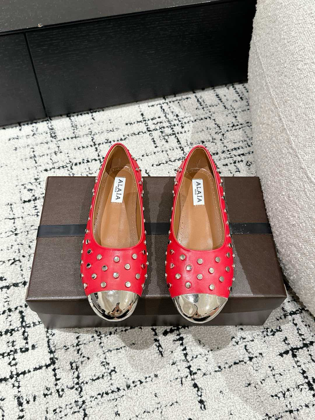 NO:163856,ALAIA 25/ Spring and summer Rivet metal toe single shoes Rivet metal toe flat shoes This season's new visual experience of shoes. Playful iron toe and rivets look cool and beautiful. It's a must-have fashion item for shoe cabinets. The fabric is imported calfskin, and the inner foot pads are all sheepskin. The sole is original molded sole size35-39 (customized by 40/41/42), single shoes, alaia, cowhide, sheepskin19860909ALAIA 阿莱亚 25/ 春夏 铆钉金属头单鞋 铆钉金属头平底单鞋这一季的鞋履全新视觉体验 俏皮铁头搭配铆钉 显得酷酷的 真是绝美 鞋柜必备的时尚单品. 面料采用进口小牛皮 内里垫脚均为羊皮 鞋底原版开模大底 size35-39（40/41/42定制）,单鞋,alaia,cowhide,sheepskin,Women's Shoes