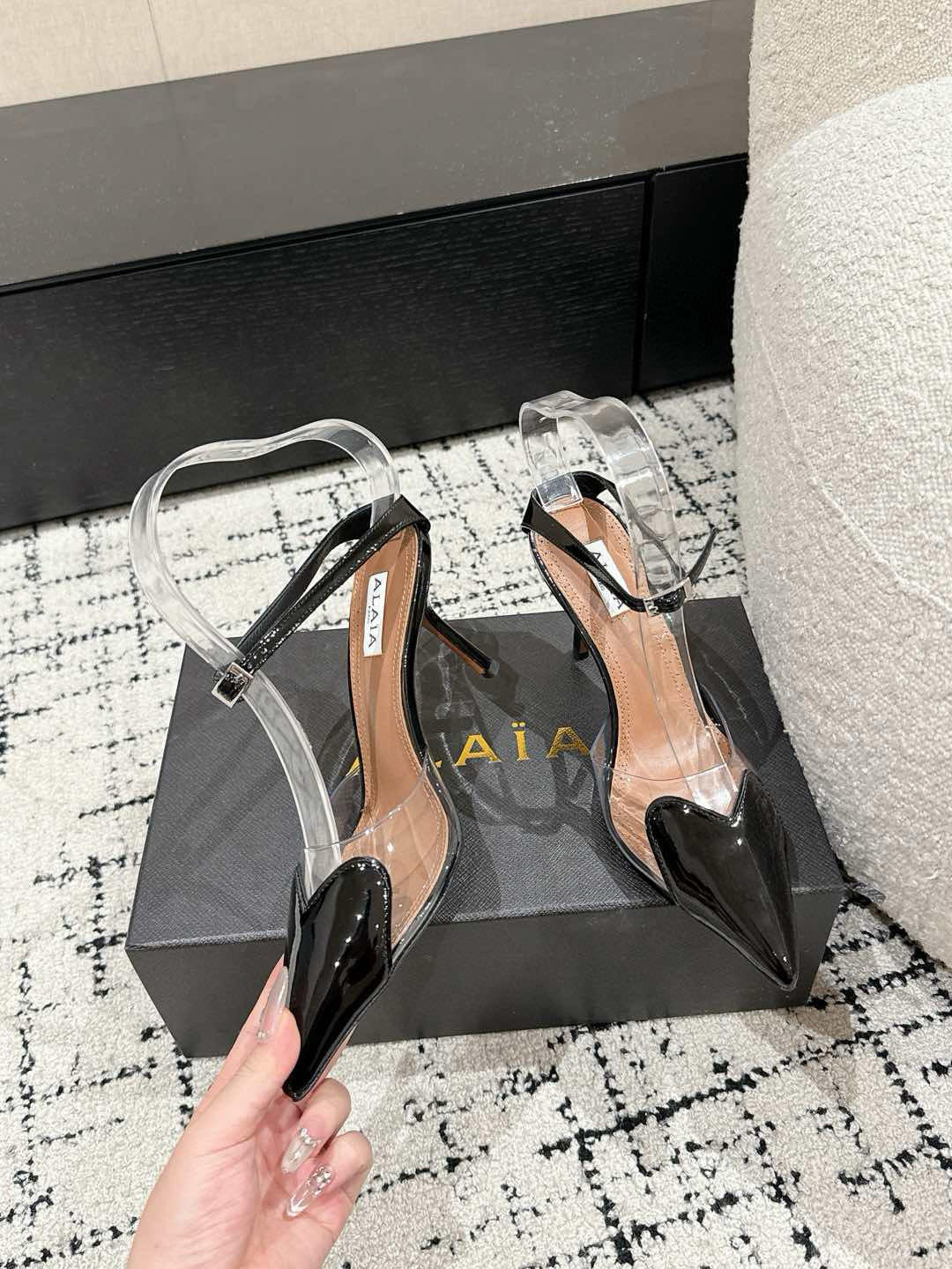 

 ALAIA 阿莱亚 25/ 春夏 high love 系列高跟鞋

心形图案搭配光泽感漆面小牛皮，