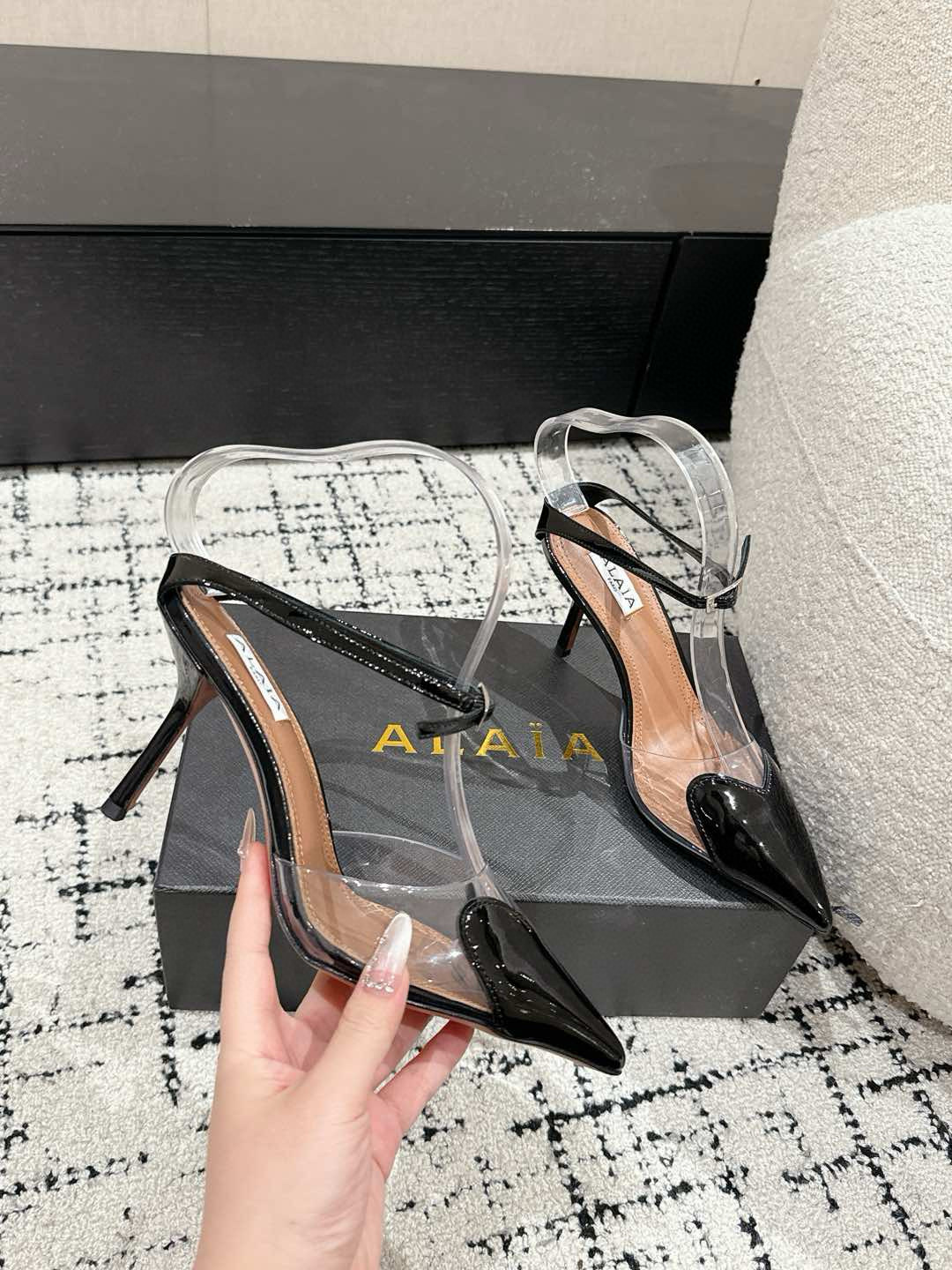 

 ALAIA 阿莱亚 25/ 春夏 high love 系列高跟鞋

心形图案搭配光泽感漆面小牛皮，