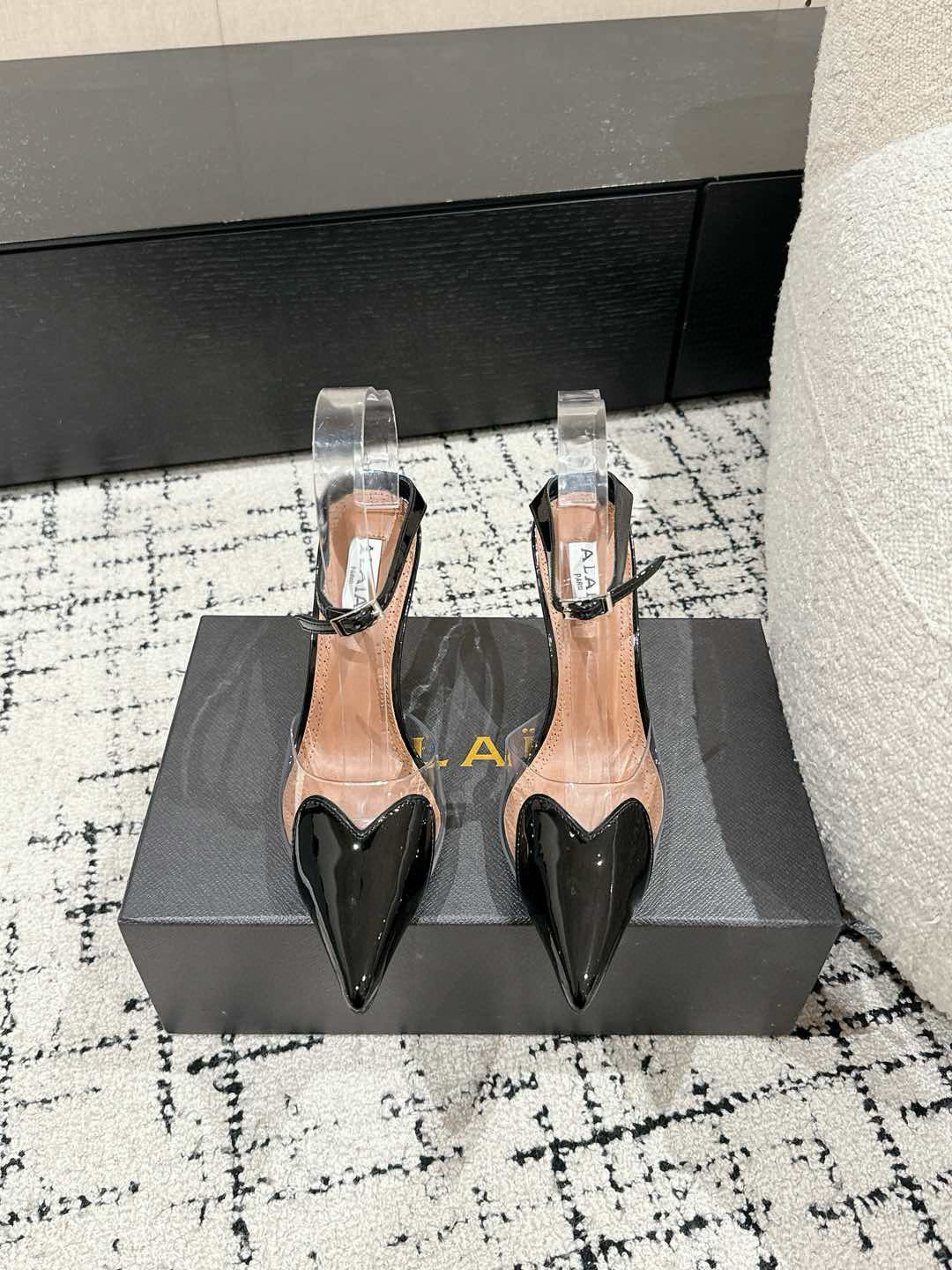 

 ALAIA 阿莱亚 25/ 春夏 high love 系列高跟鞋

心形图案搭配光泽感漆面小牛皮，