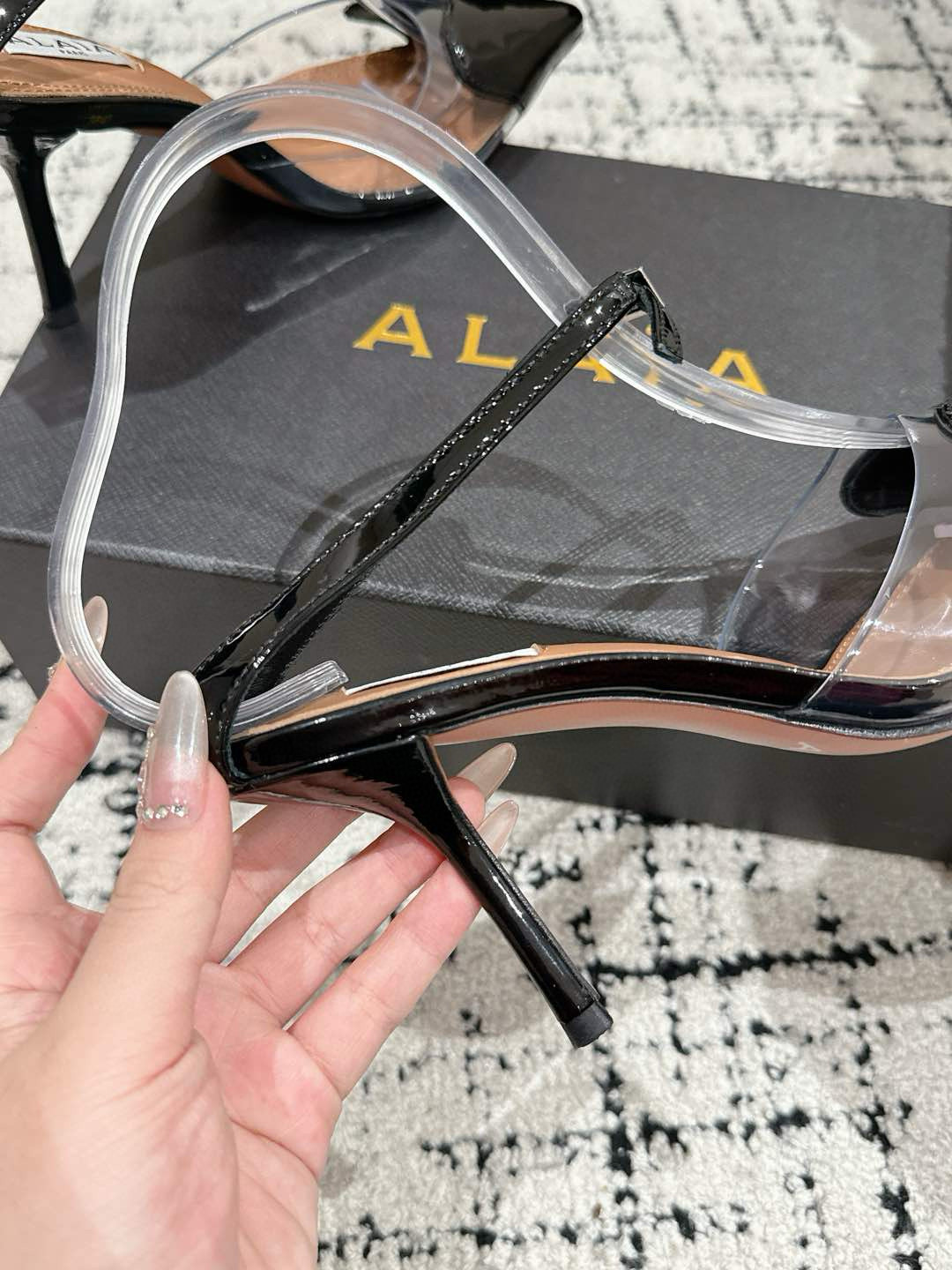 

 ALAIA 阿莱亚 25/ 春夏 high love 系列高跟鞋

心形图案搭配光泽感漆面小牛皮，