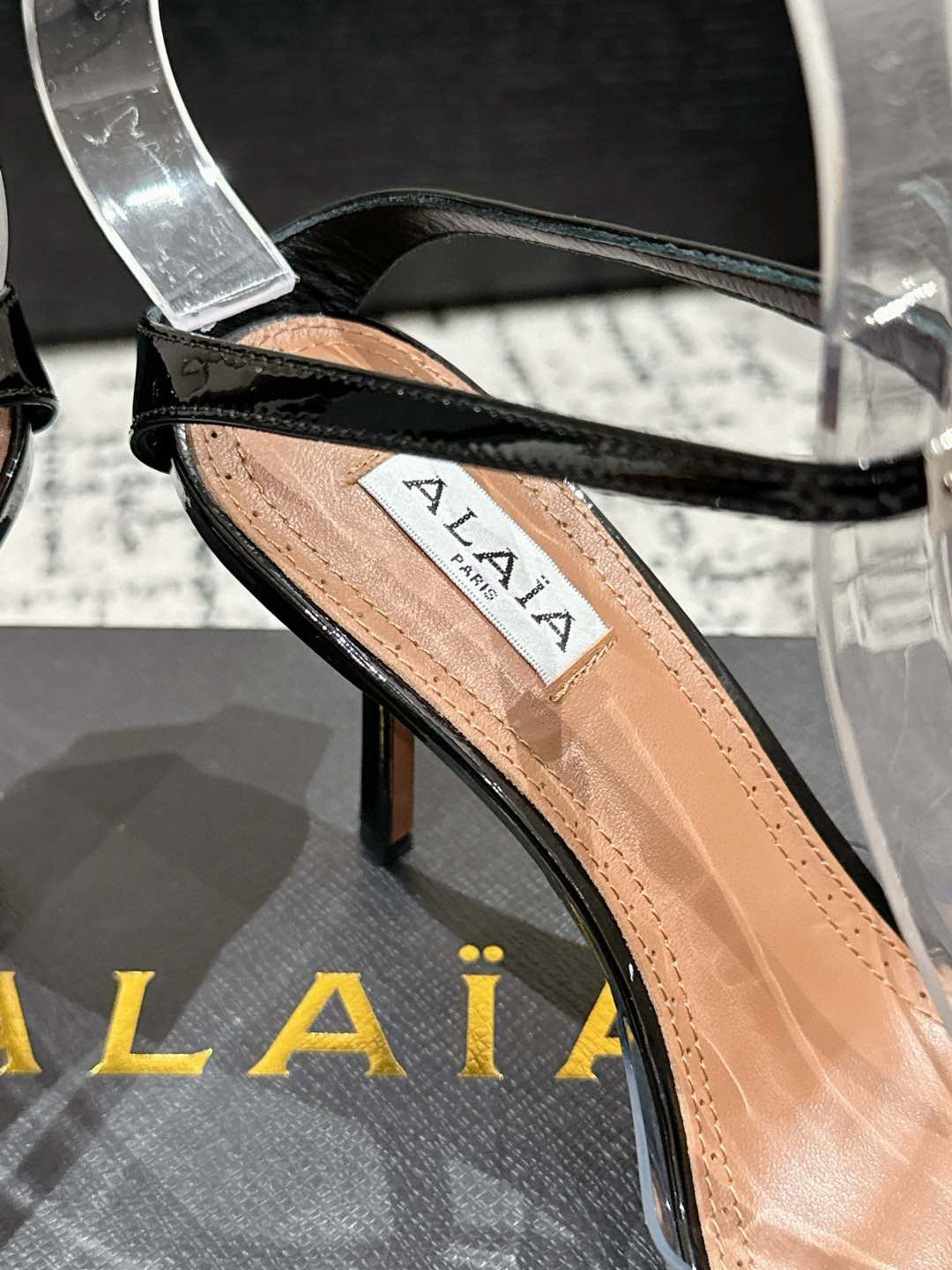 

 ALAIA 阿莱亚 25/ 春夏 high love 系列高跟鞋

心形图案搭配光泽感漆面小牛皮，