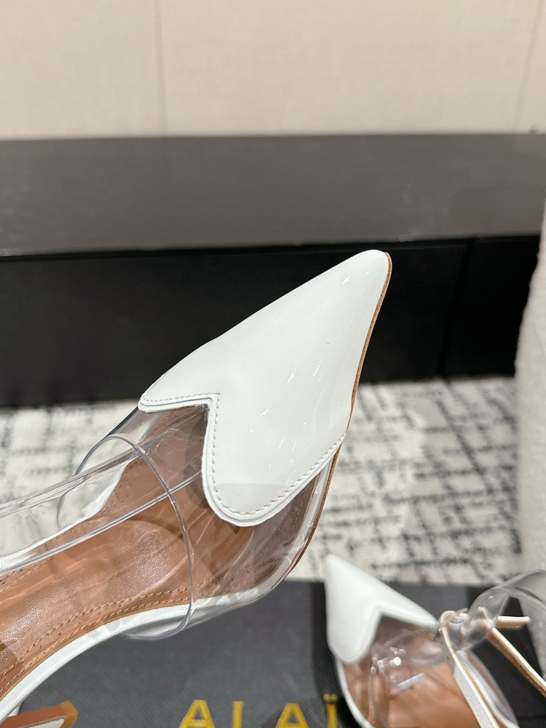 

 ALAIA 阿莱亚 25/ 春夏 high love 系列高跟鞋

心形图案搭配光泽感漆面小牛皮，
