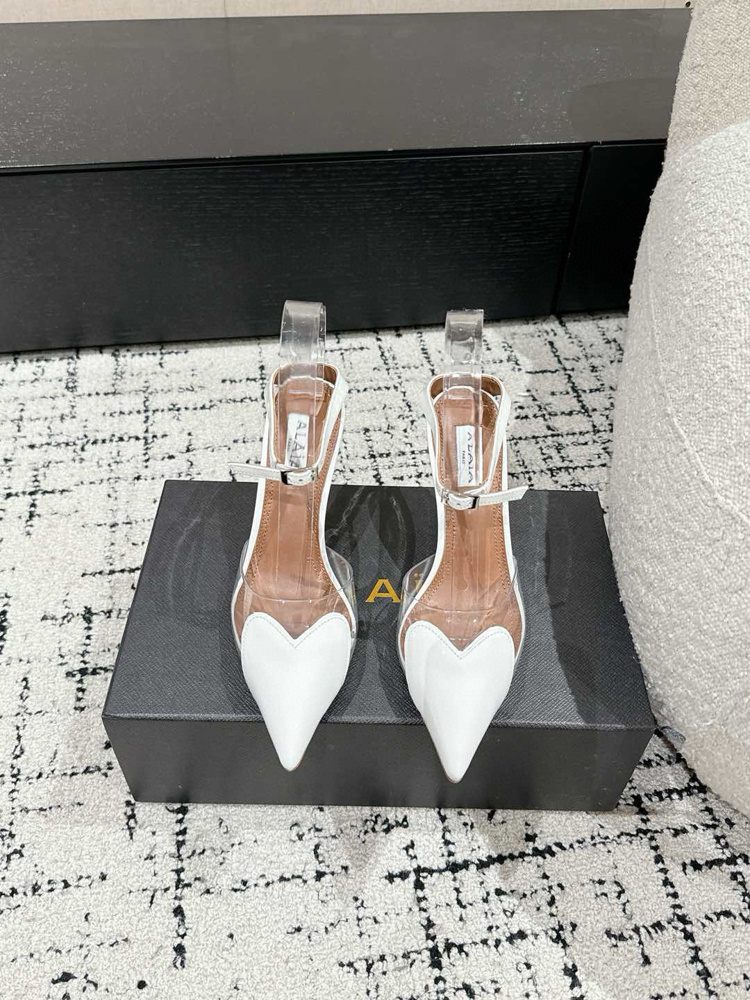 

 ALAIA 阿莱亚 25/ 春夏 high love 系列高跟鞋

心形图案搭配光泽感漆面小牛皮，