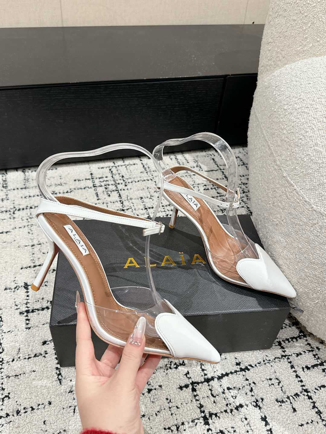 

 ALAIA 阿莱亚 25/ 春夏 high love 系列高跟鞋

心形图案搭配光泽感漆面小牛皮，