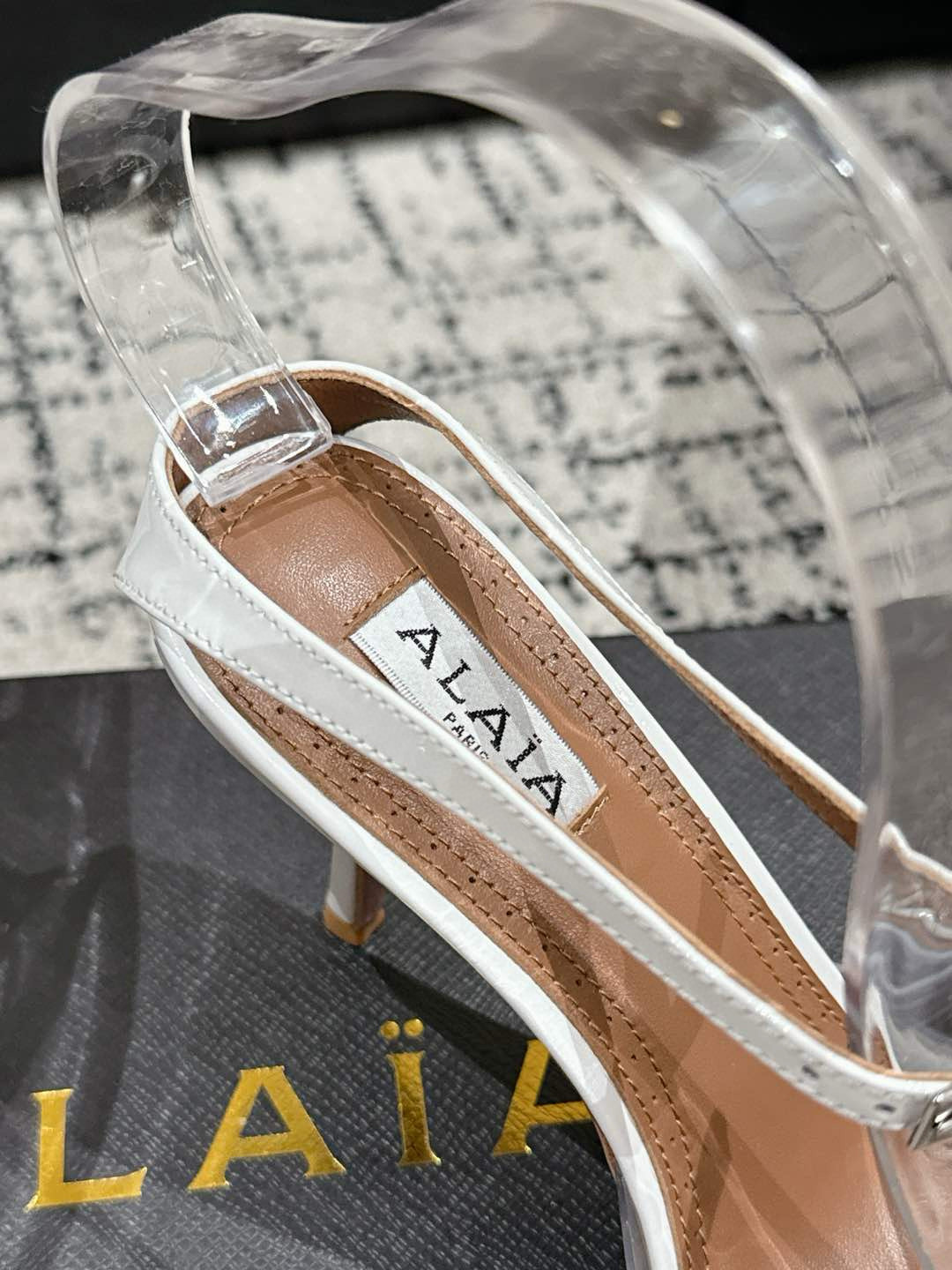 

 ALAIA 阿莱亚 25/ 春夏 high love 系列高跟鞋

心形图案搭配光泽感漆面小牛皮，