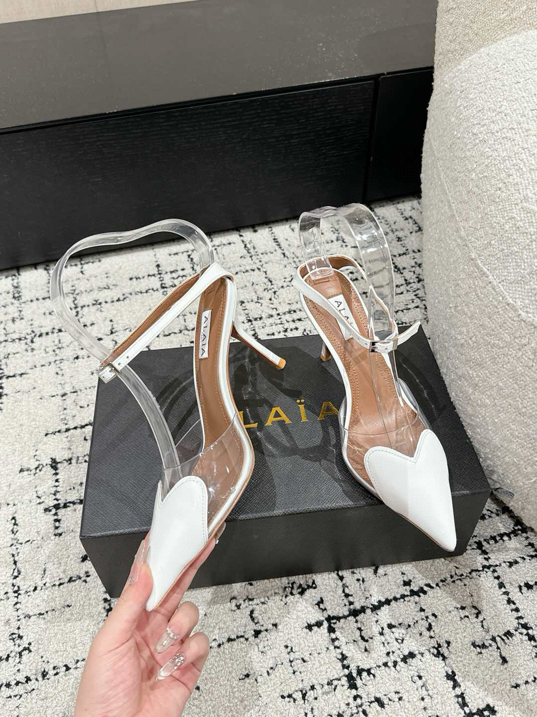 

 ALAIA 阿莱亚 25/ 春夏 high love 系列高跟鞋

心形图案搭配光泽感漆面小牛皮，
