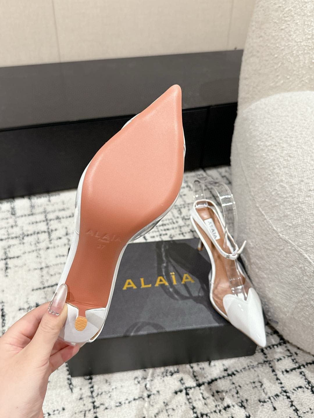 

 ALAIA 阿莱亚 25/ 春夏 high love 系列高跟鞋

心形图案搭配光泽感漆面小牛皮，
