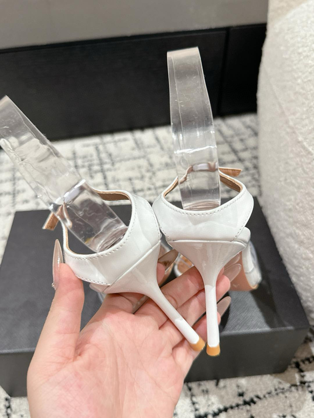

 ALAIA 阿莱亚 25/ 春夏 high love 系列高跟鞋

心形图案搭配光泽感漆面小牛皮，