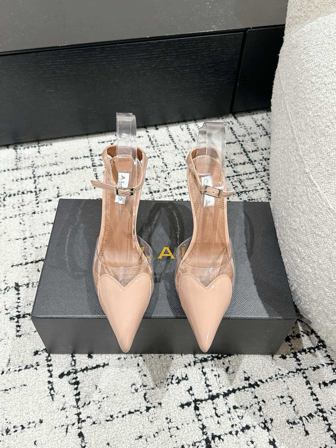 

 ALAIA 阿莱亚 25/ 春夏 high love 系列高跟鞋

心形图案搭配光泽感漆面小牛皮，