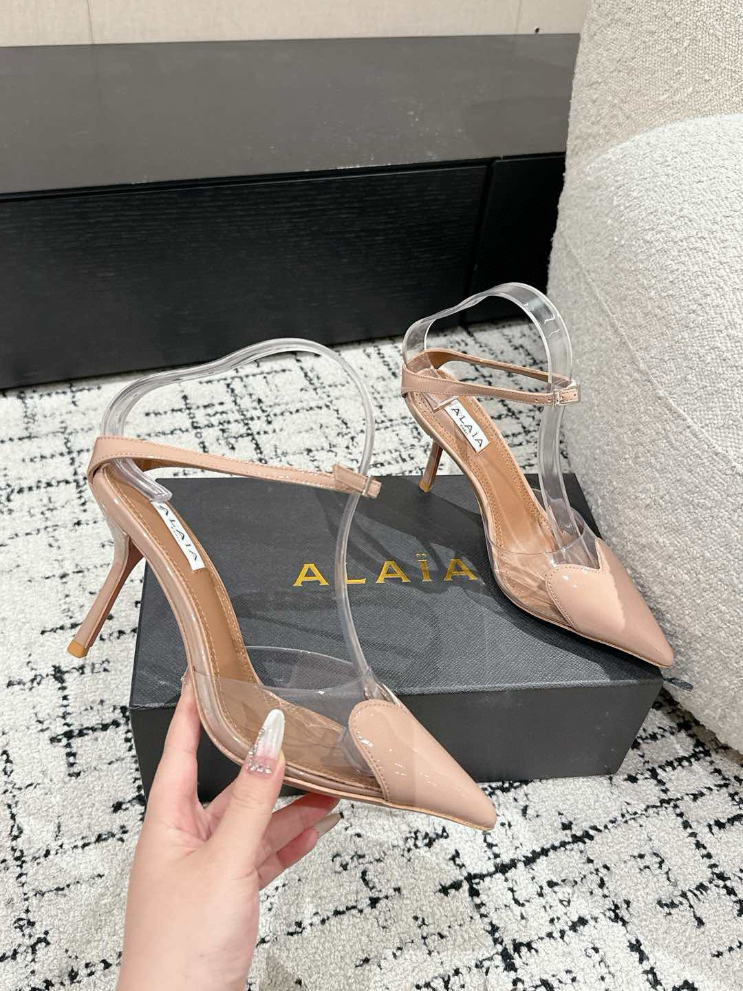 

 ALAIA 阿莱亚 25/ 春夏 high love 系列高跟鞋

心形图案搭配光泽感漆面小牛皮，