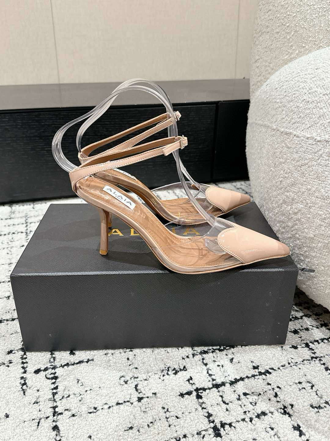 

 ALAIA 阿莱亚 25/ 春夏 high love 系列高跟鞋

心形图案搭配光泽感漆面小牛皮，