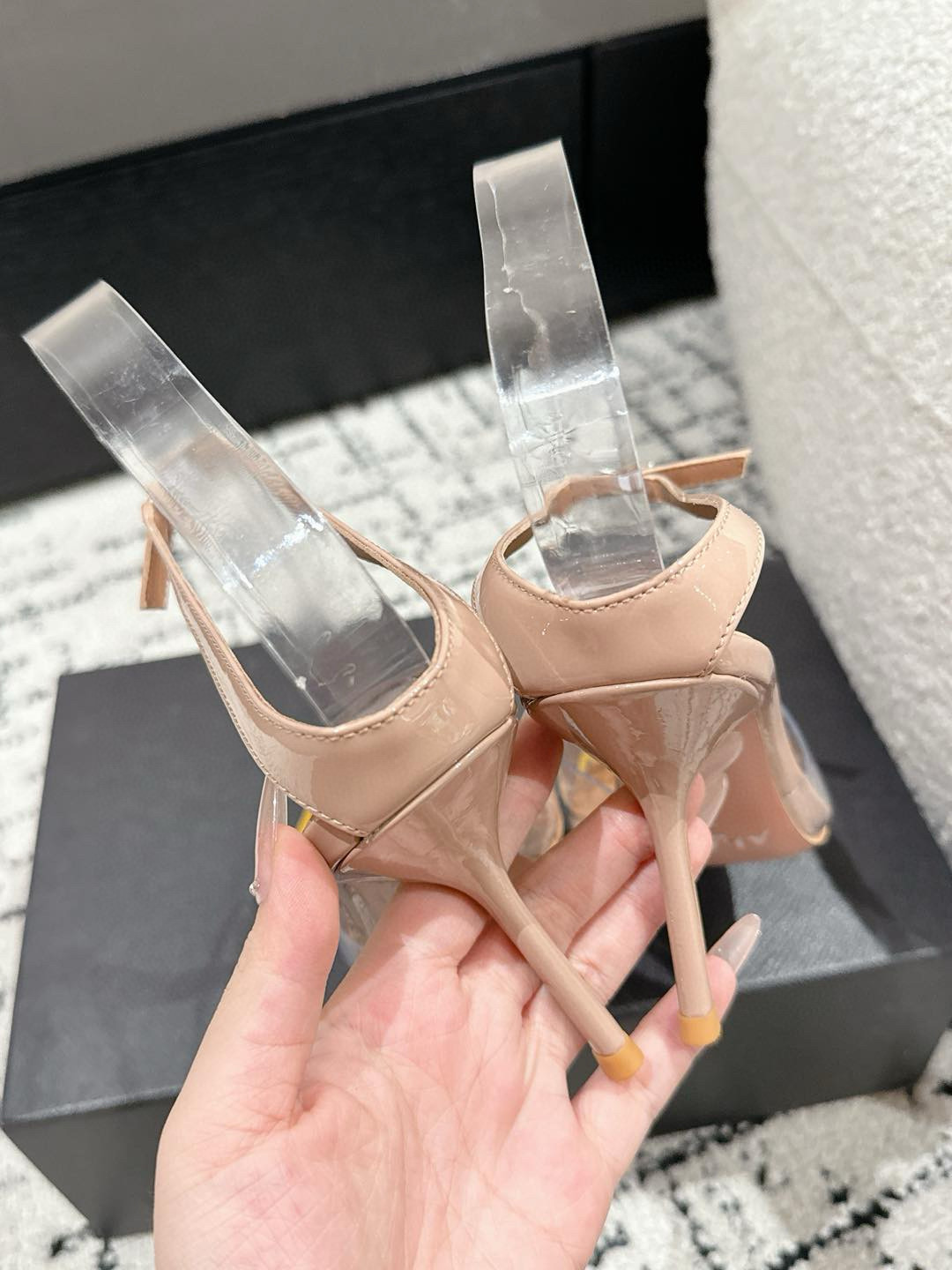 

 ALAIA 阿莱亚 25/ 春夏 high love 系列高跟鞋

心形图案搭配光泽感漆面小牛皮，